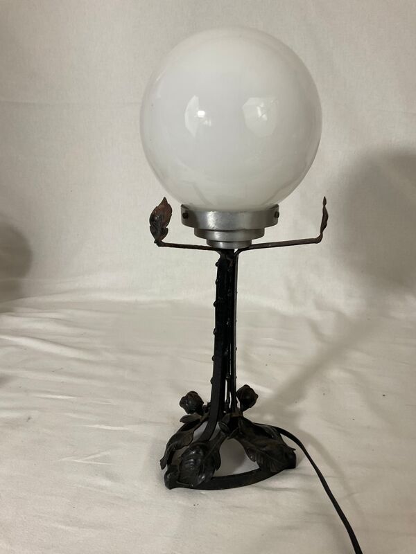 Lampe art nouveau art déco en fer forgé globe blanc