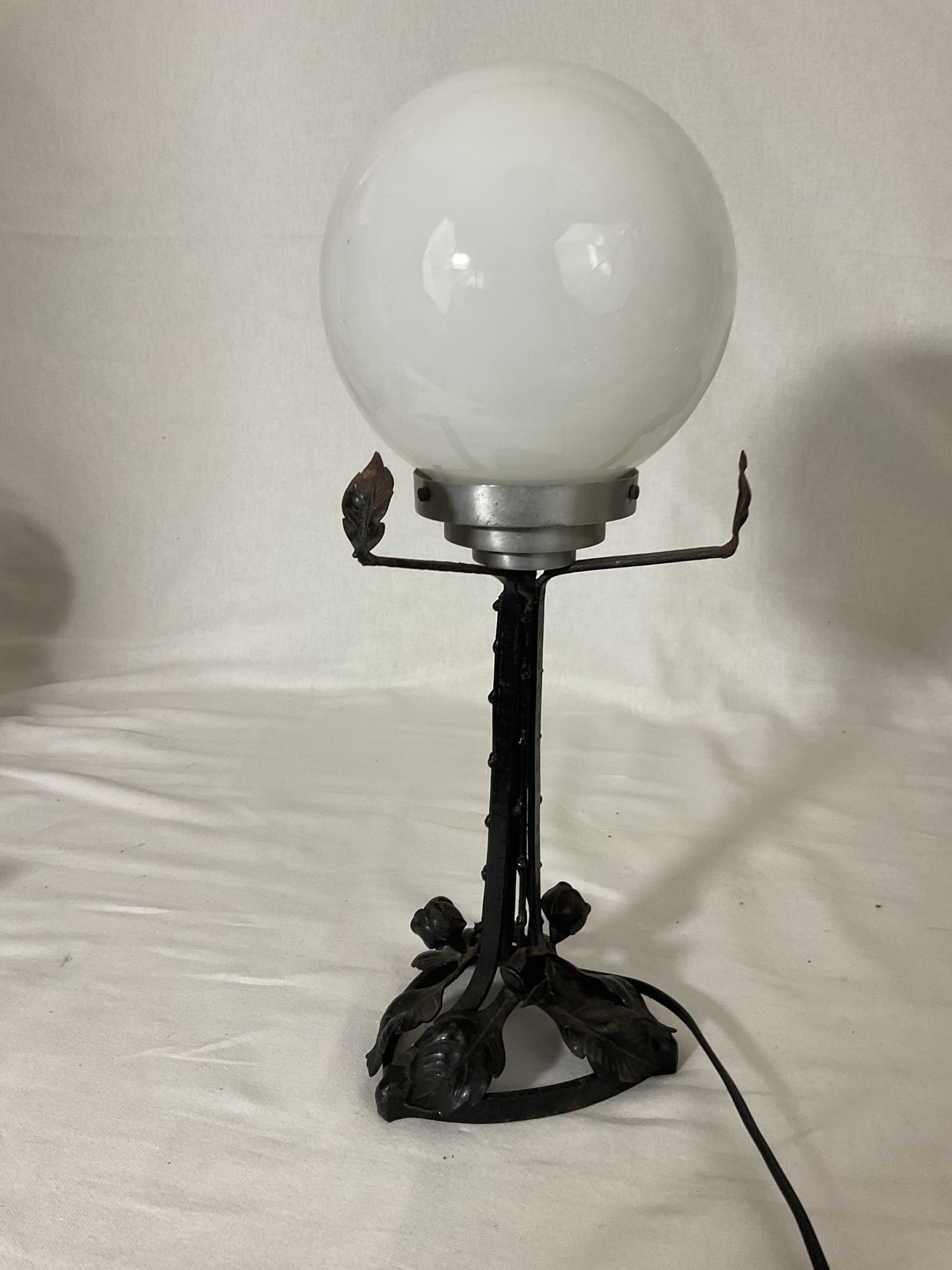 Lampe art nouveau art déco en fer forgé globe blanc