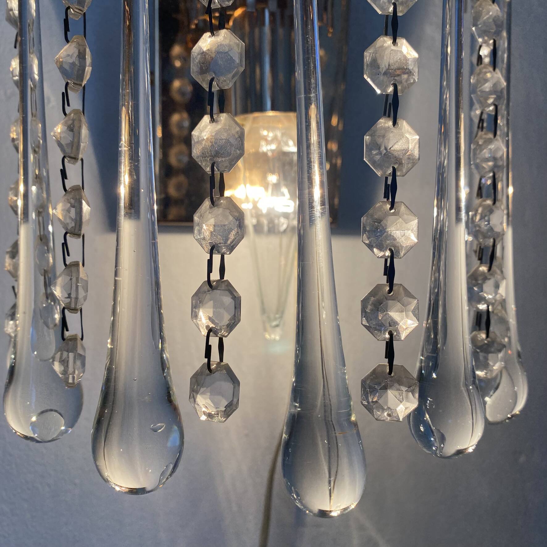 Pair of Italian wall lights Hollywood Regency with pendants and drops.