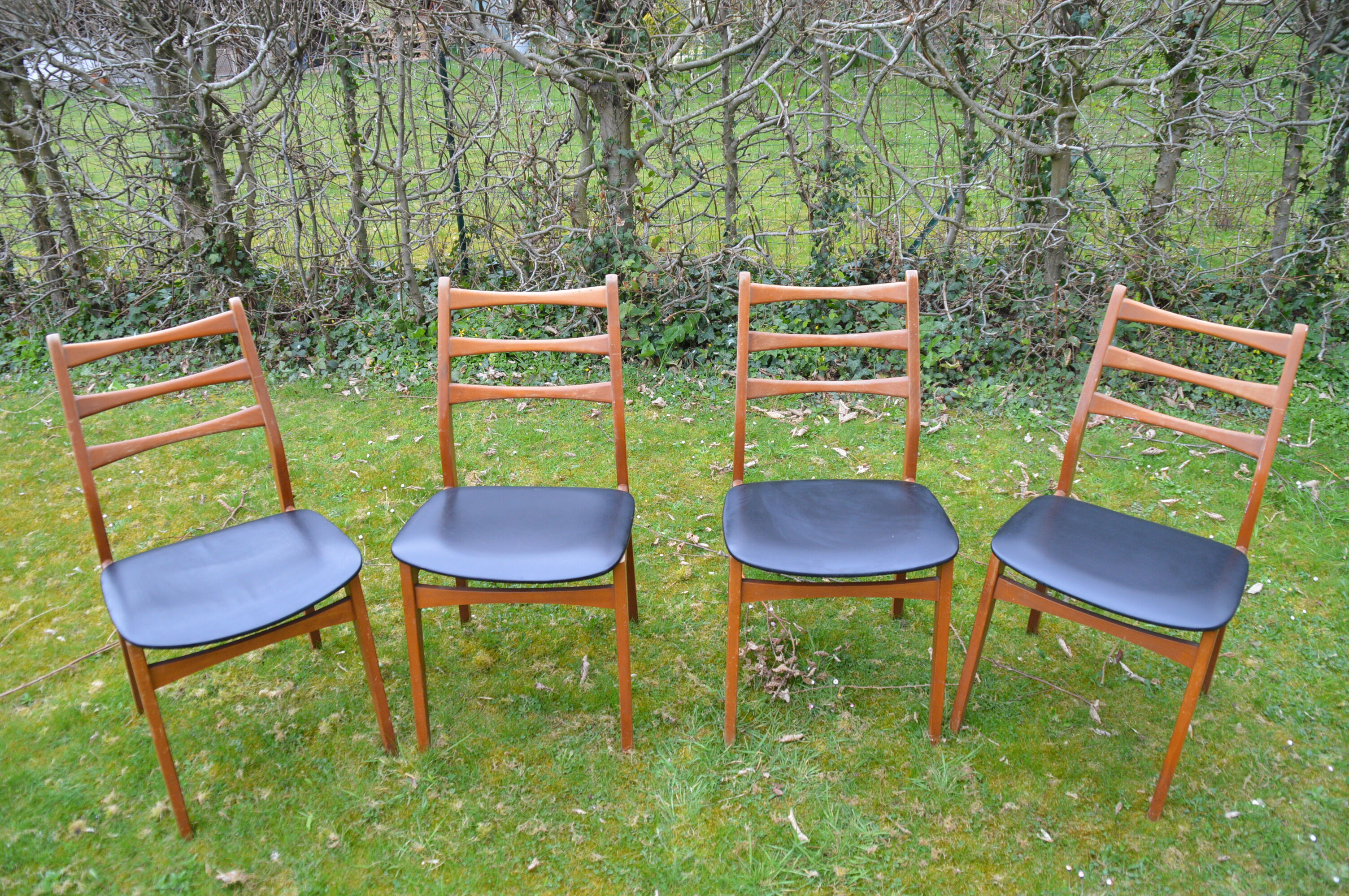 vintage dining table - 4 chairs