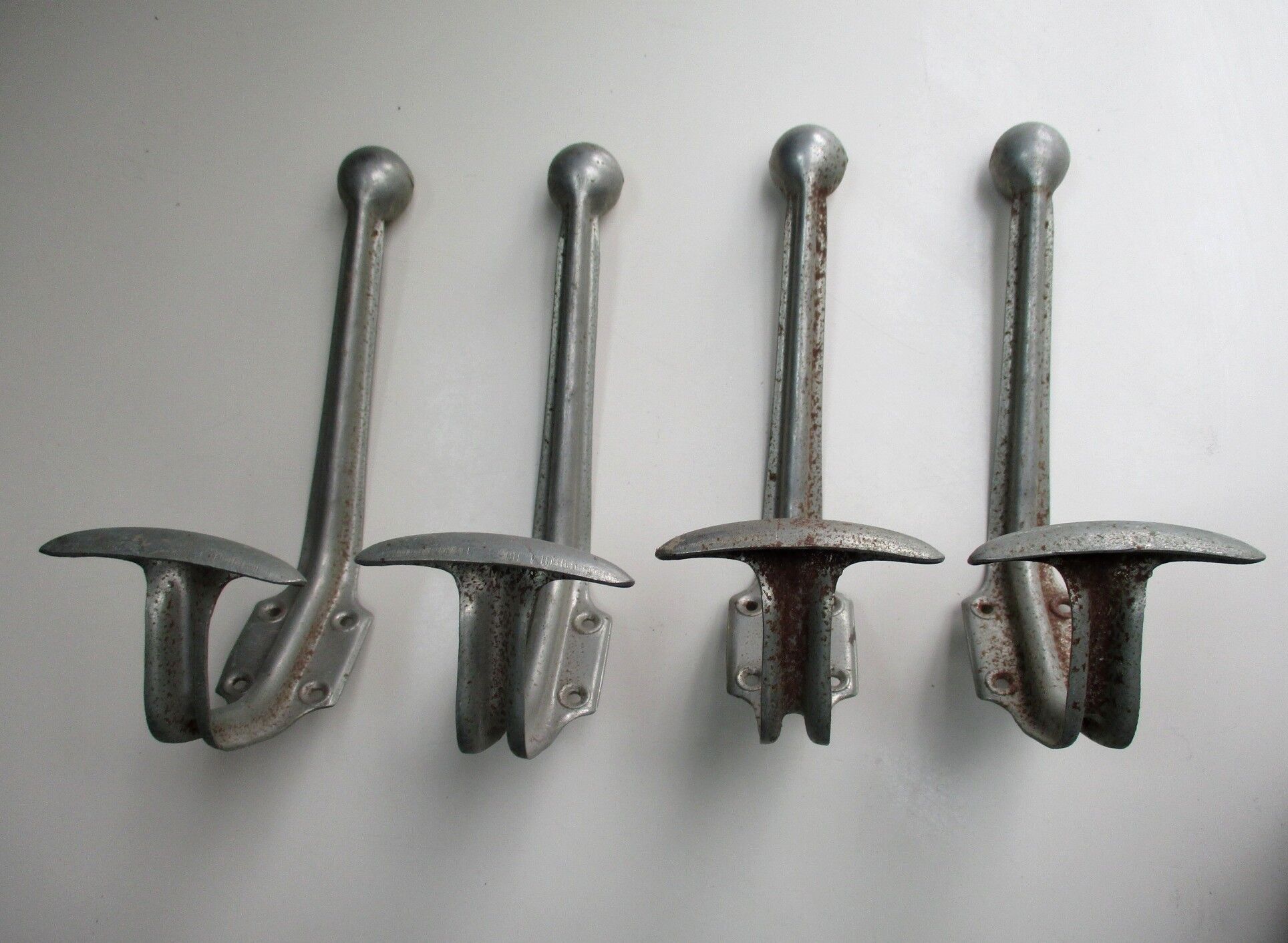 Quatre patères industrielles en fer