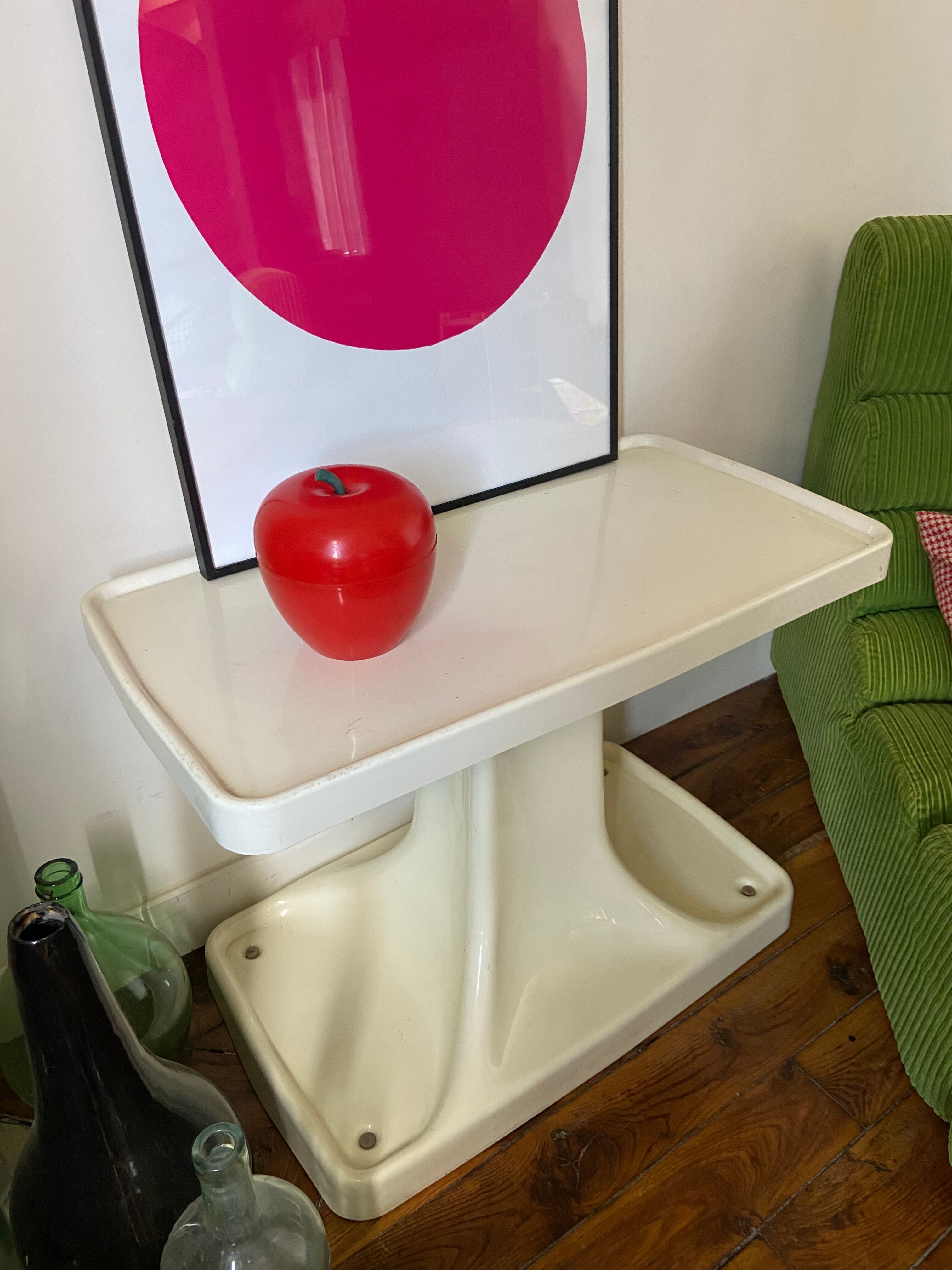 Thermoformed plastic table