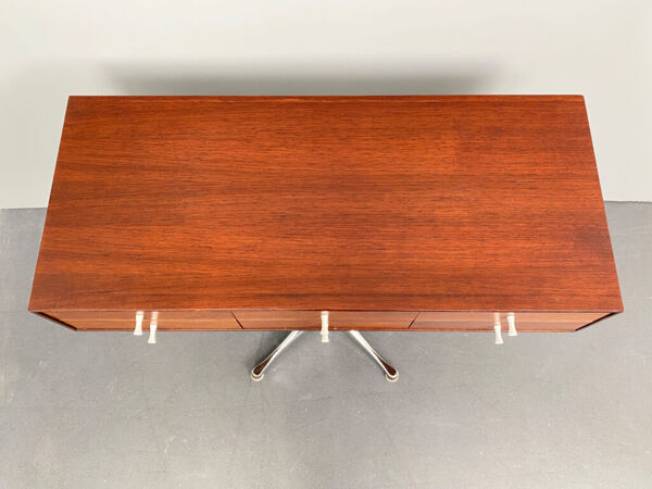 Rare petite commode avec 6 tiroirs, en bois de teck avec base en chrome par George Nelson pour Herman Miller, États-Unis, années 1950.