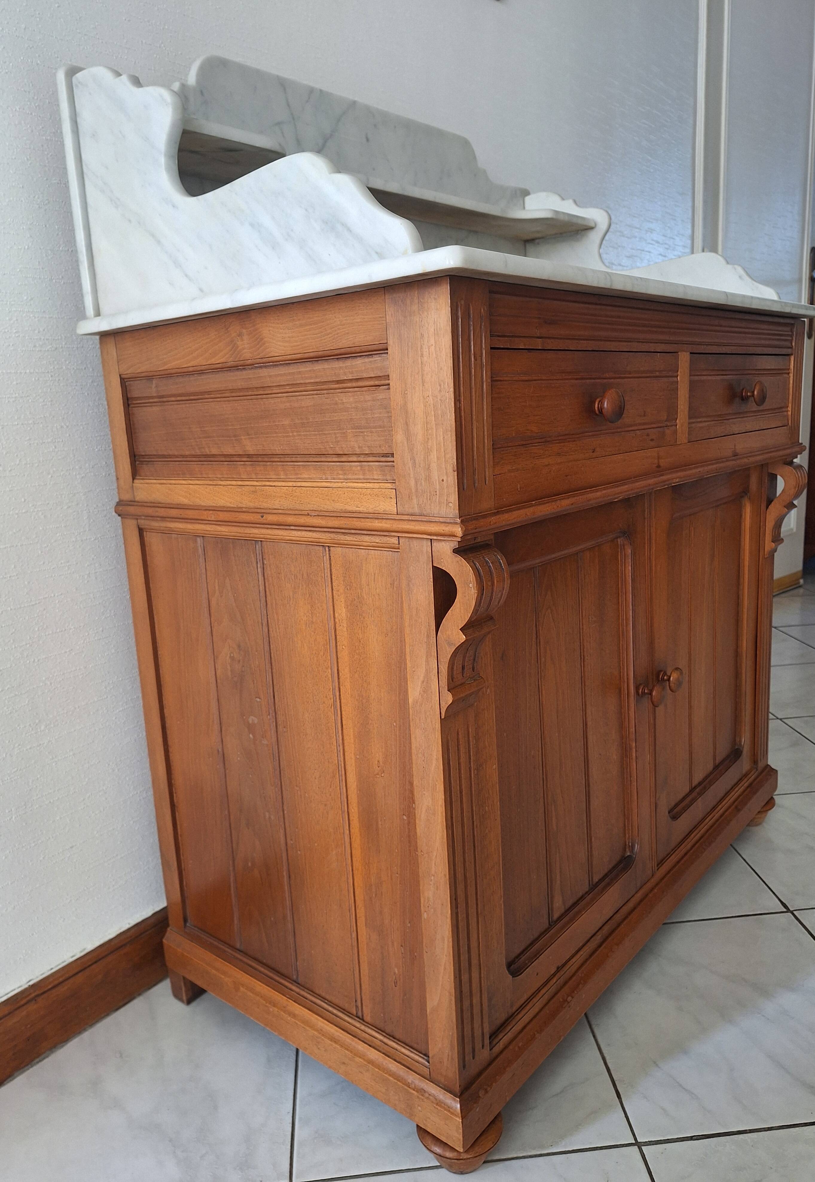 Ancien meuble de salle de bain avec marbre
