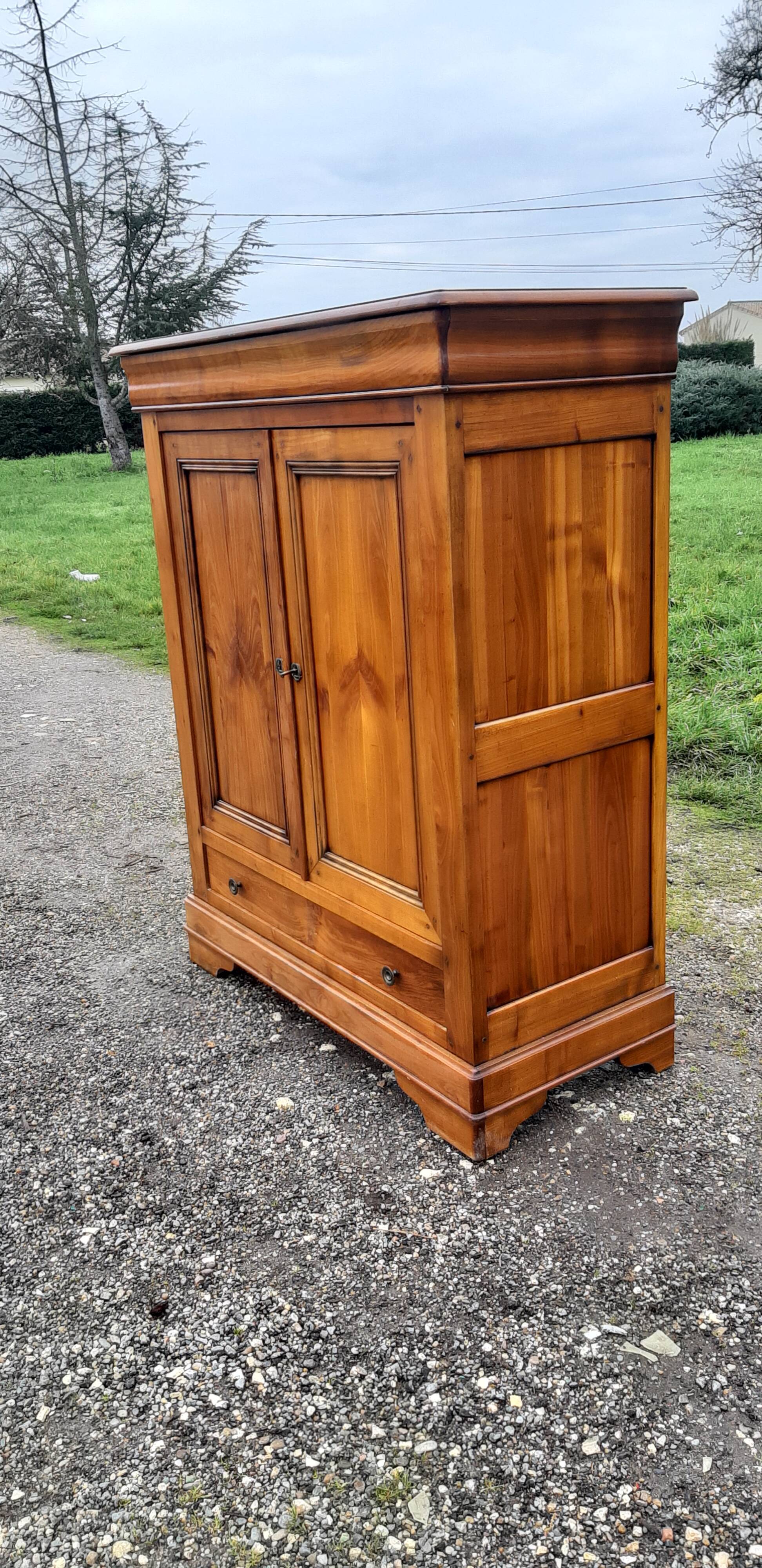 Cherry wood cabinet, 2 doors, 2 drawers