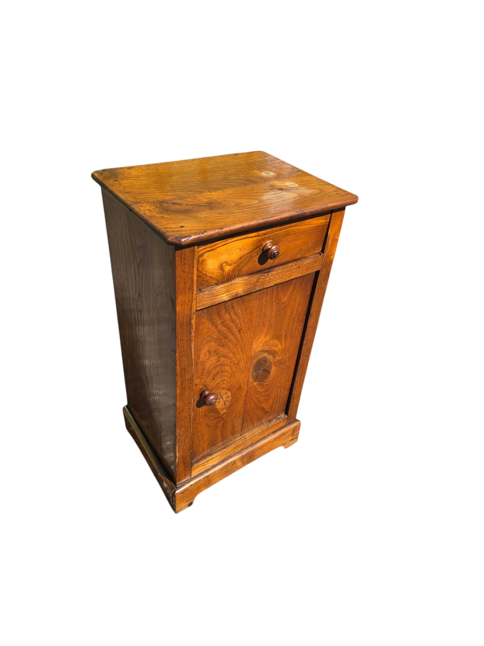 Meuble de chevet rustique ancien en bois massif