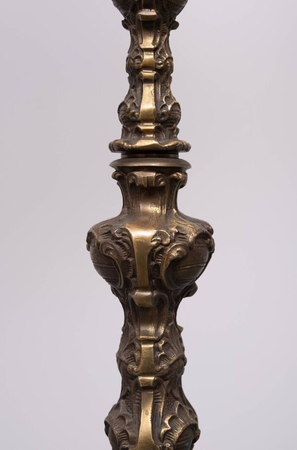 Lampadaire néo-baroque en laiton massif France années 1950