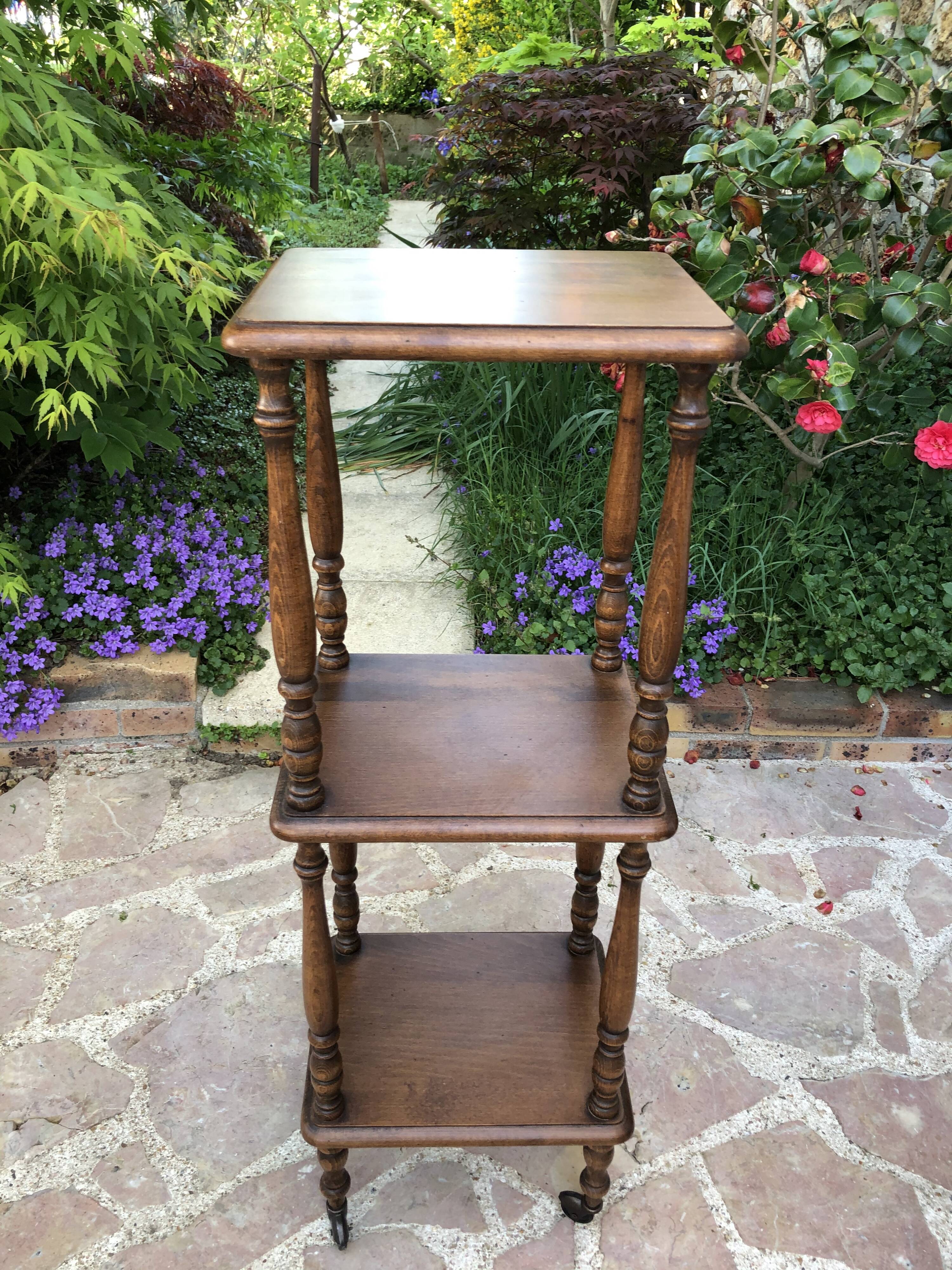 Étagère sur roulettes