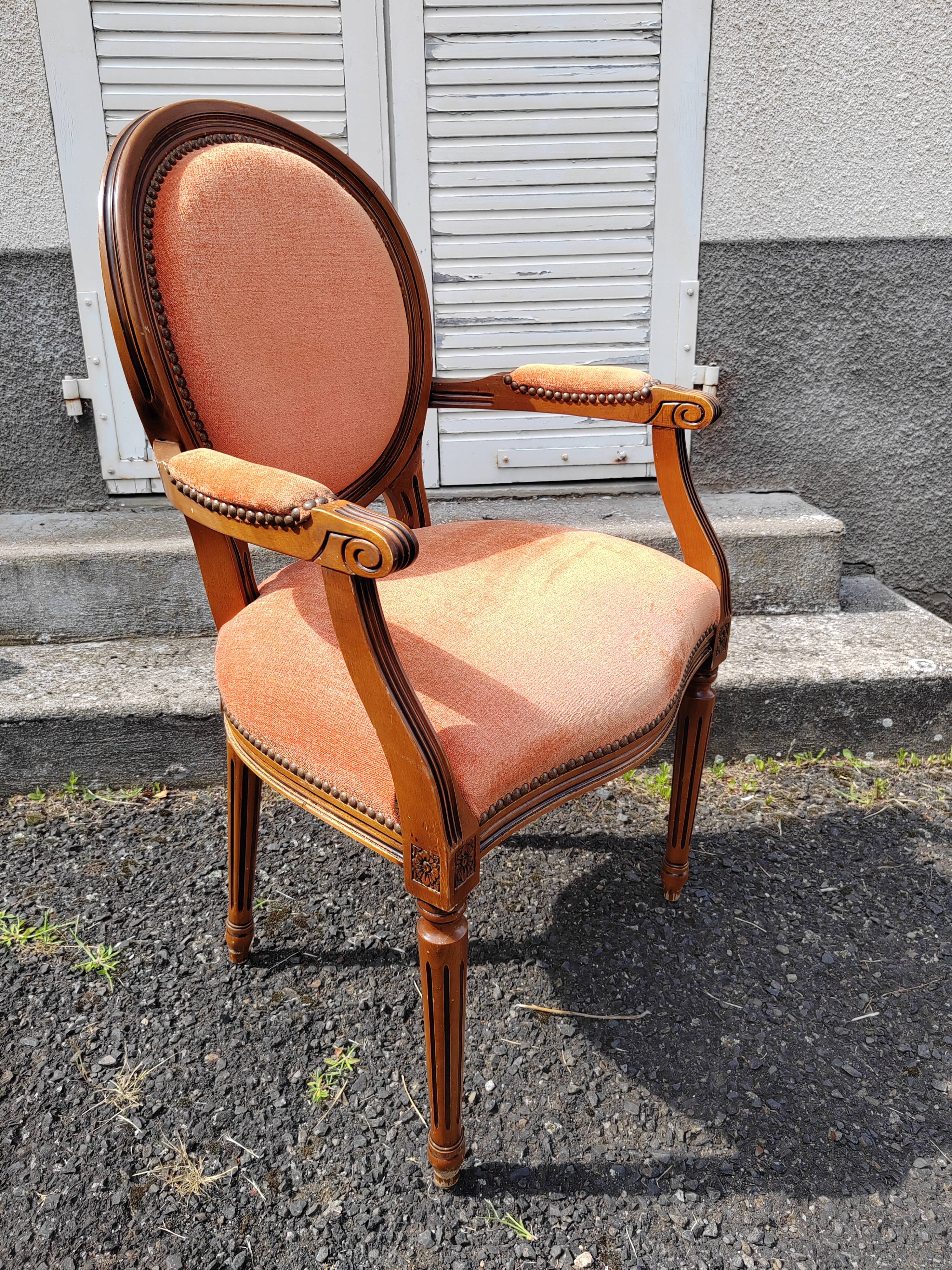 Fauteuil médaillon tapissé orange