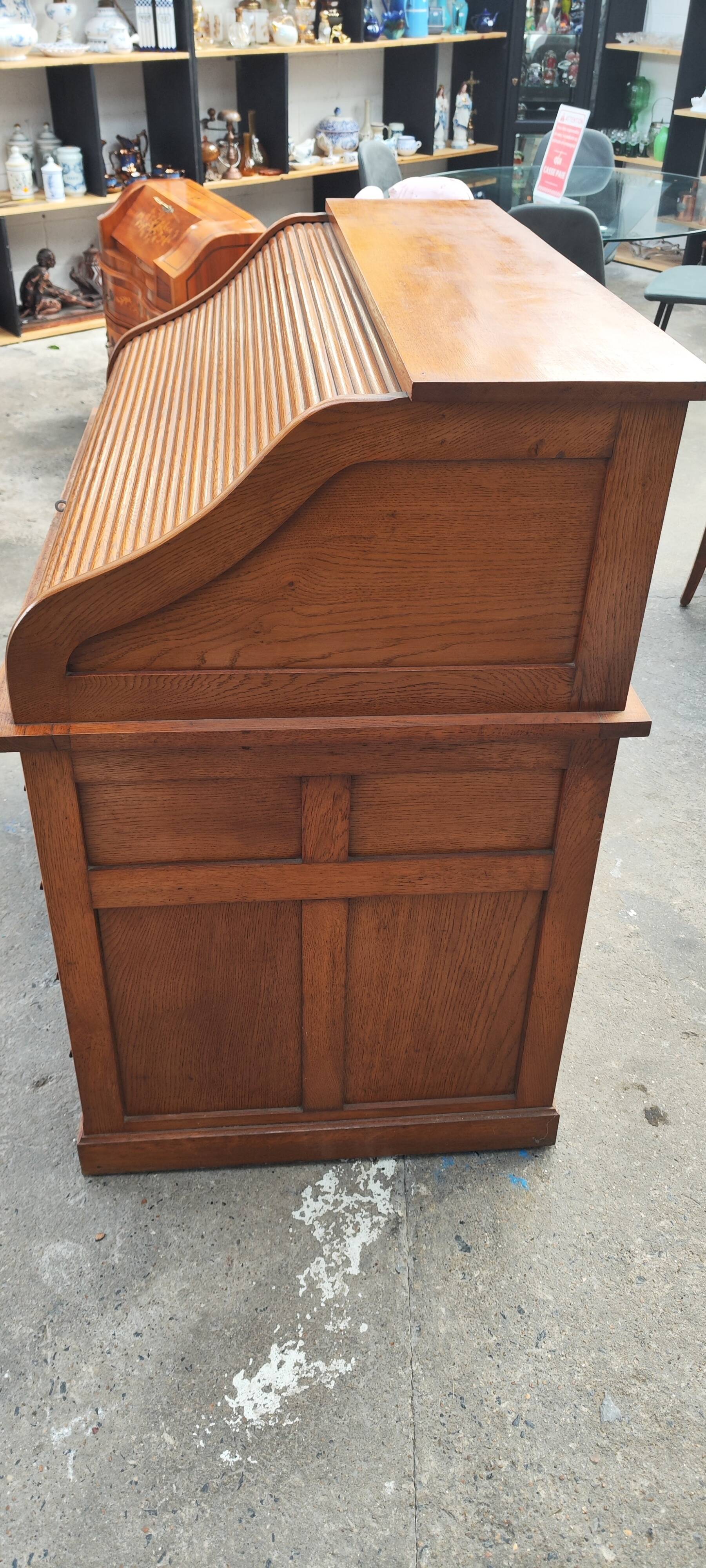 Old American desk in solid oak with S-shaped shutter