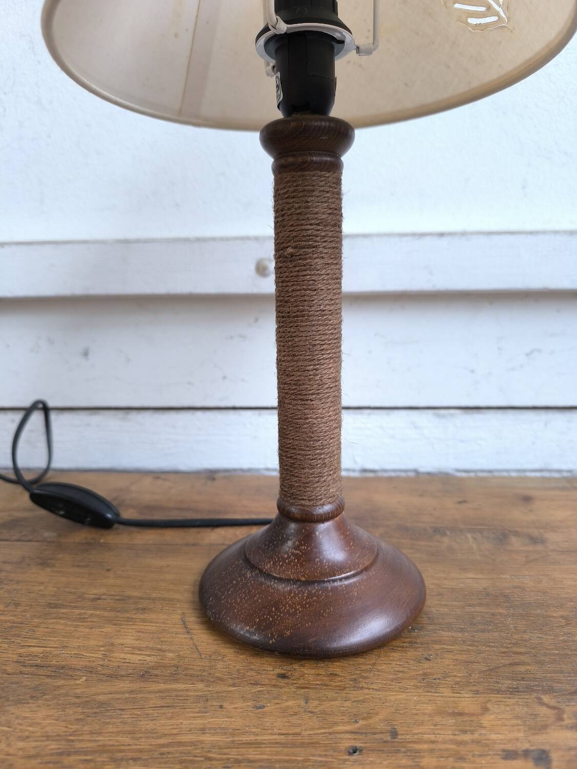 Table lamp in turned wood and rope