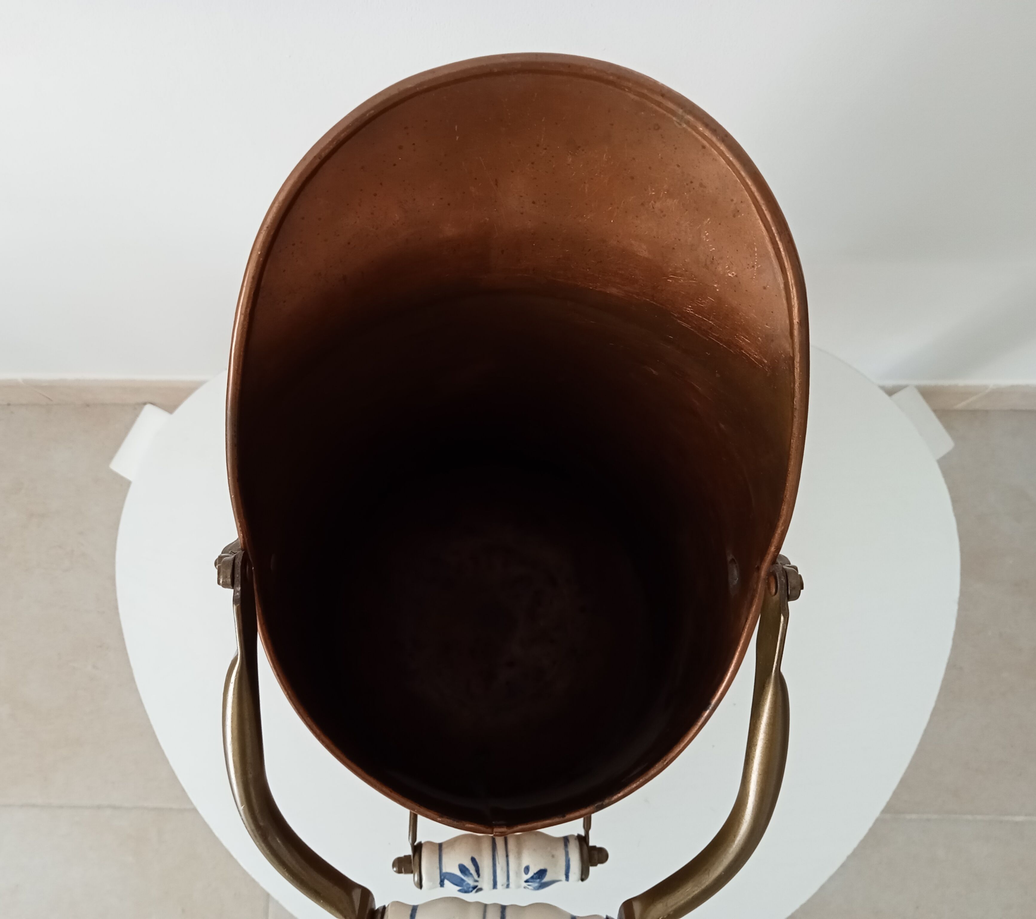Seau à charbon en cuivre martelé, laiton et porcelaine