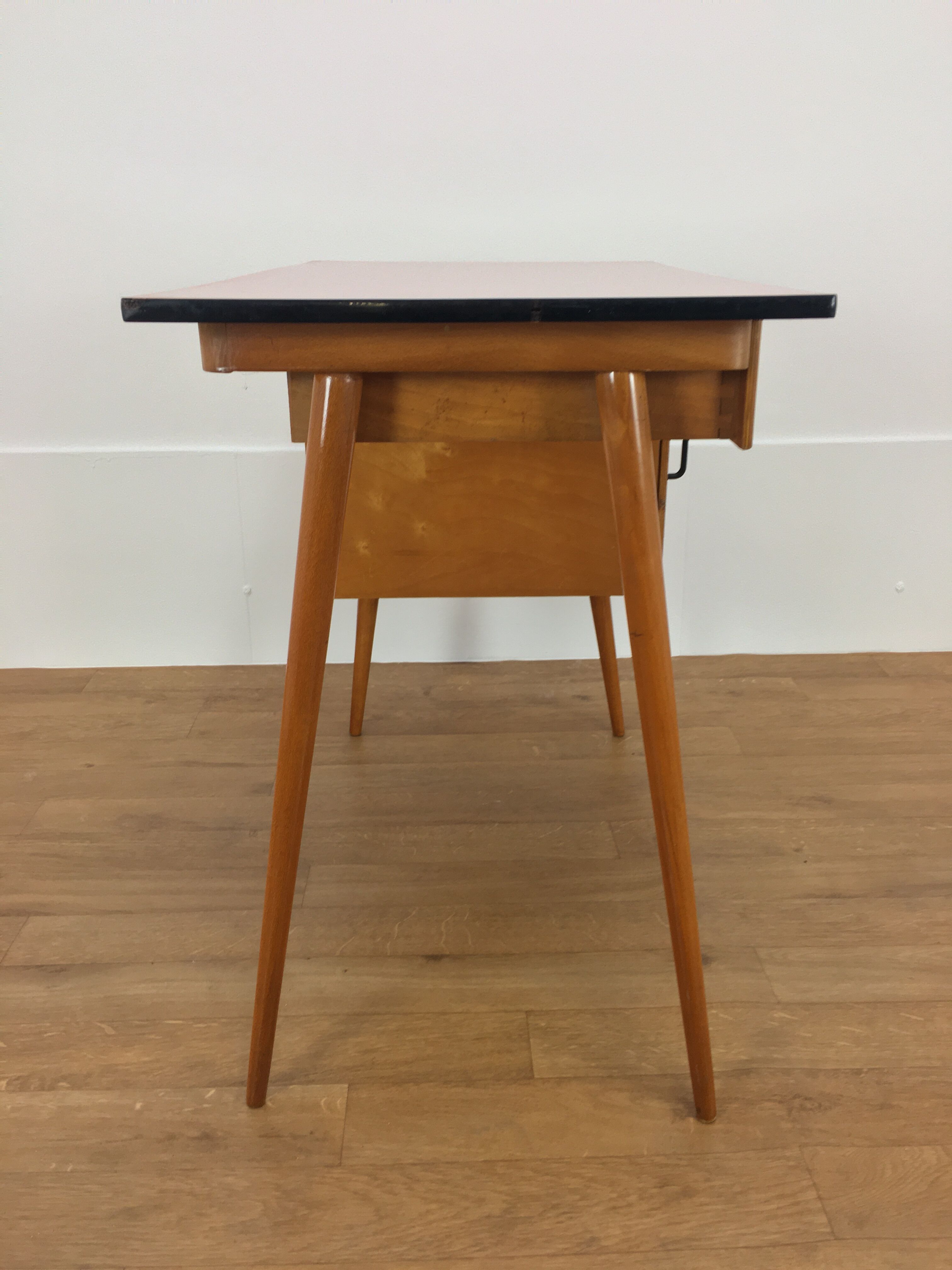 Bureau et chaise Baumann Pégase rouges, pieds compas