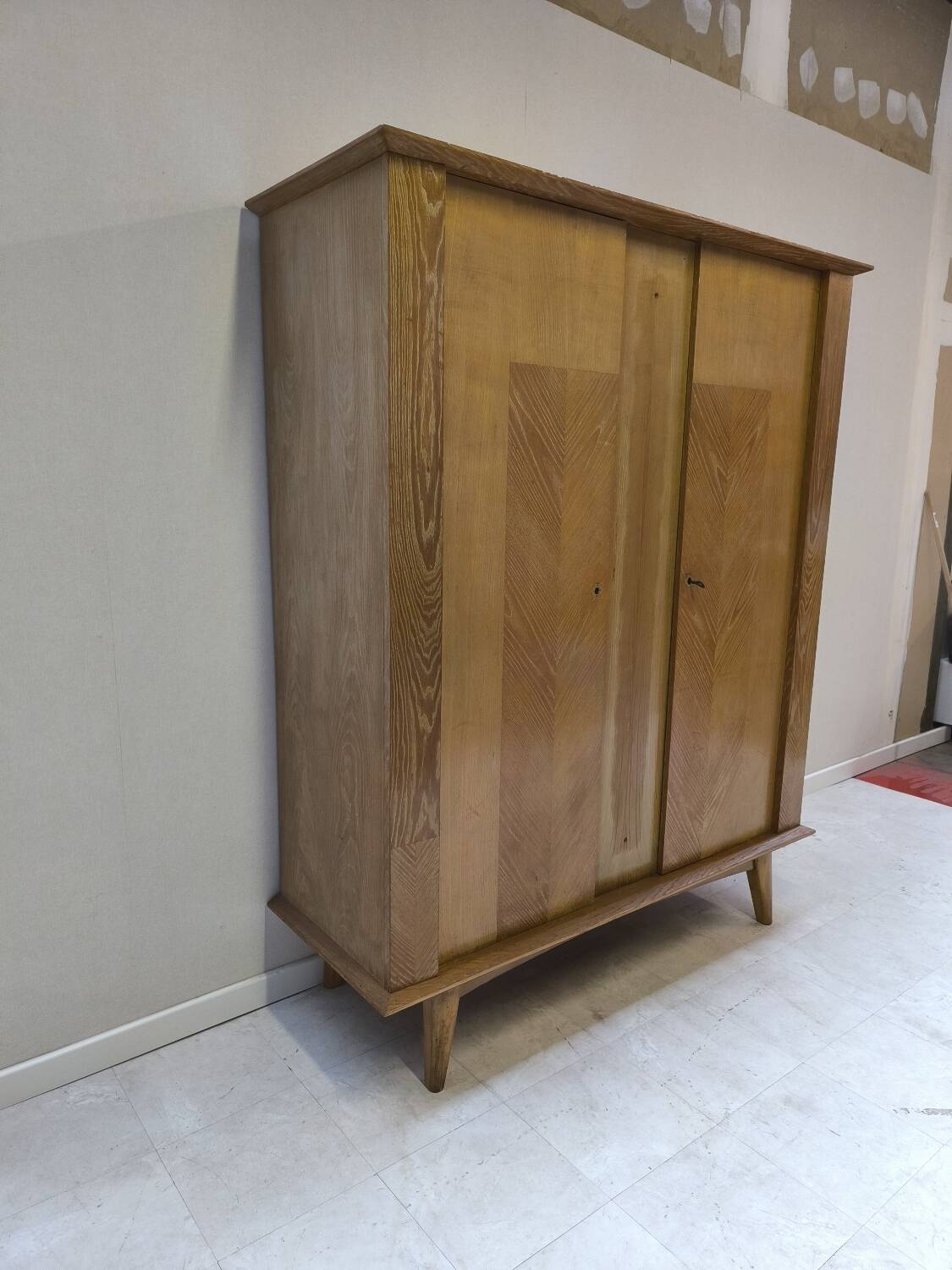 Armoire pied compas 1960