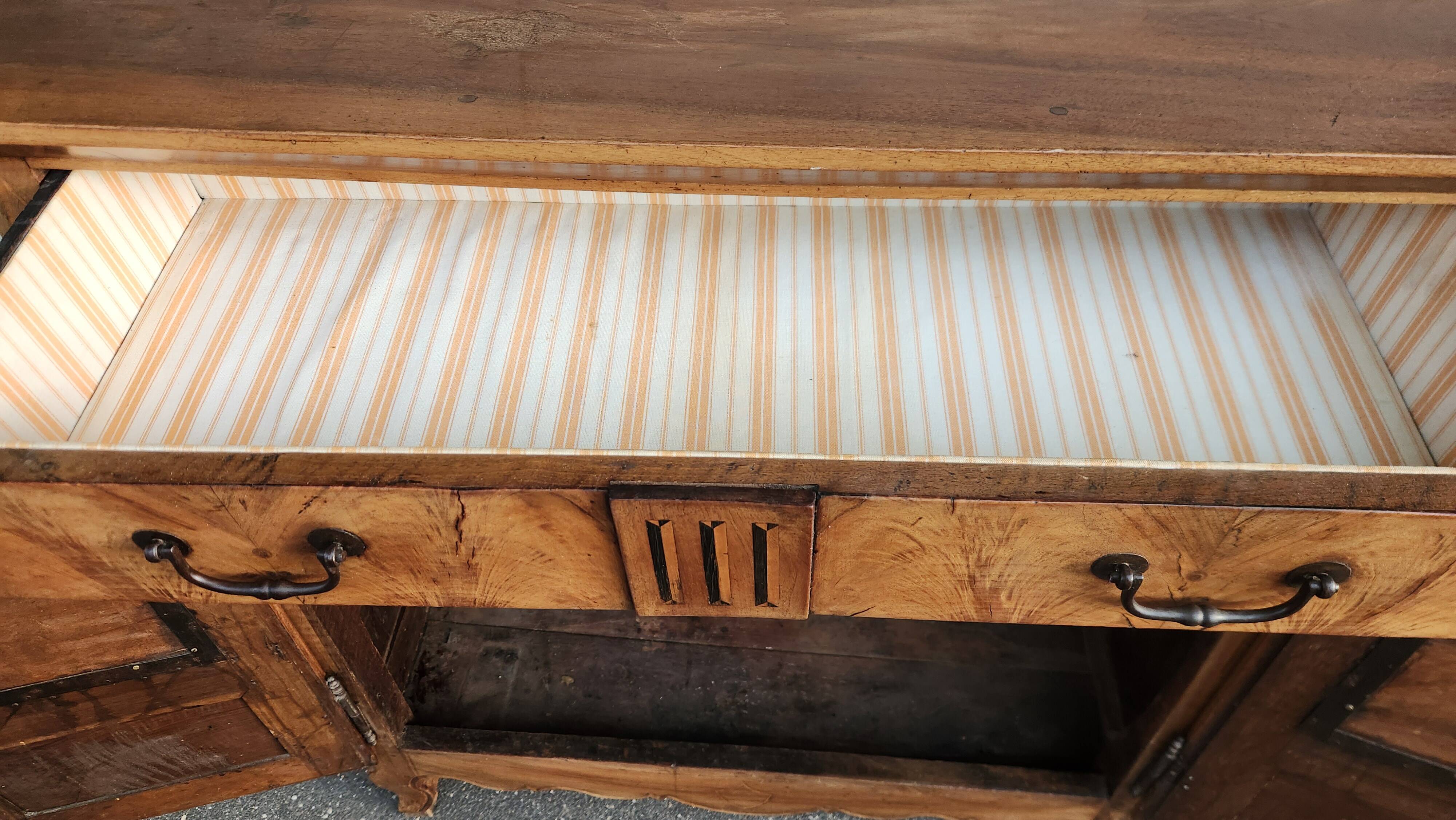 Buffet bas ancien en bois massif XVIII
