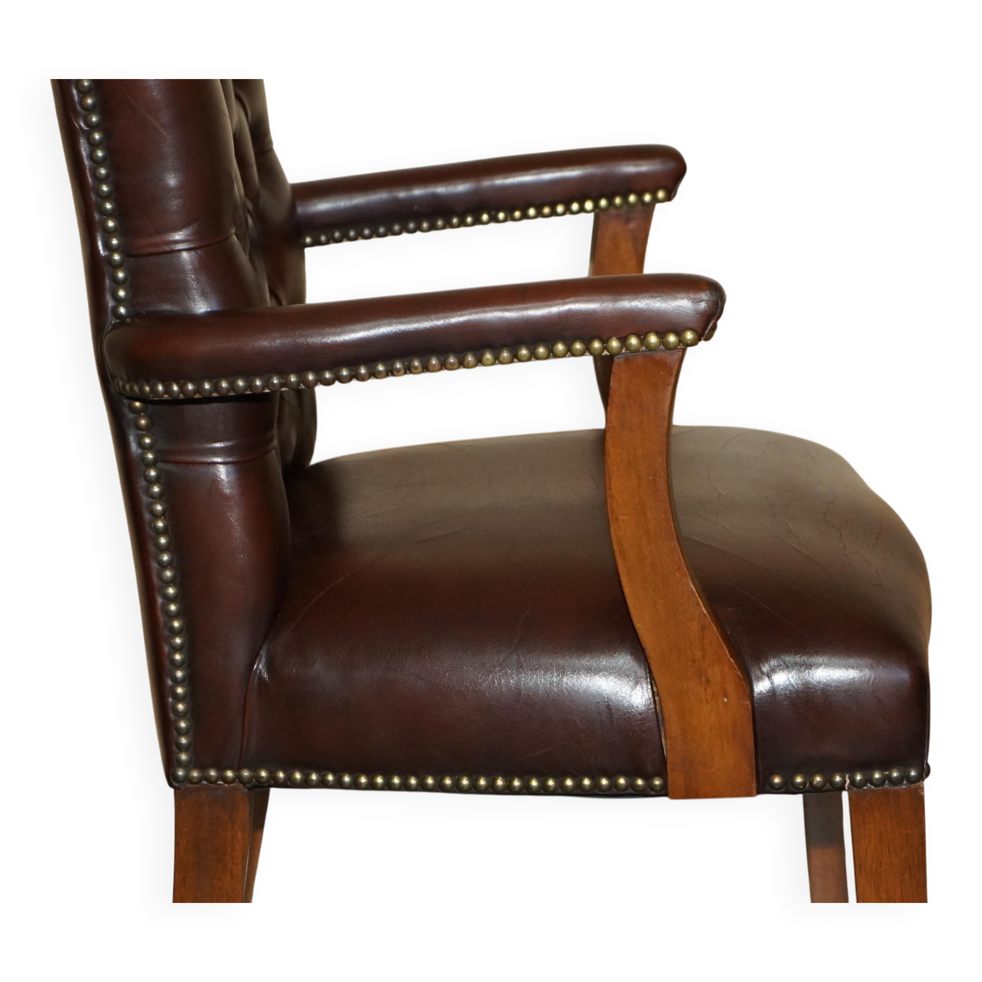 Fauteuil de bureau Gainsborough style George II Chesterfield cuir