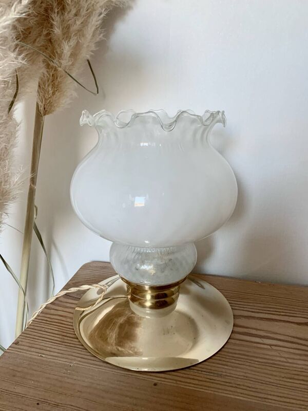 Lampe à poser vintage avec globe blanc et base en laiton ancien - Éclairage élégant avec fil doré tressé