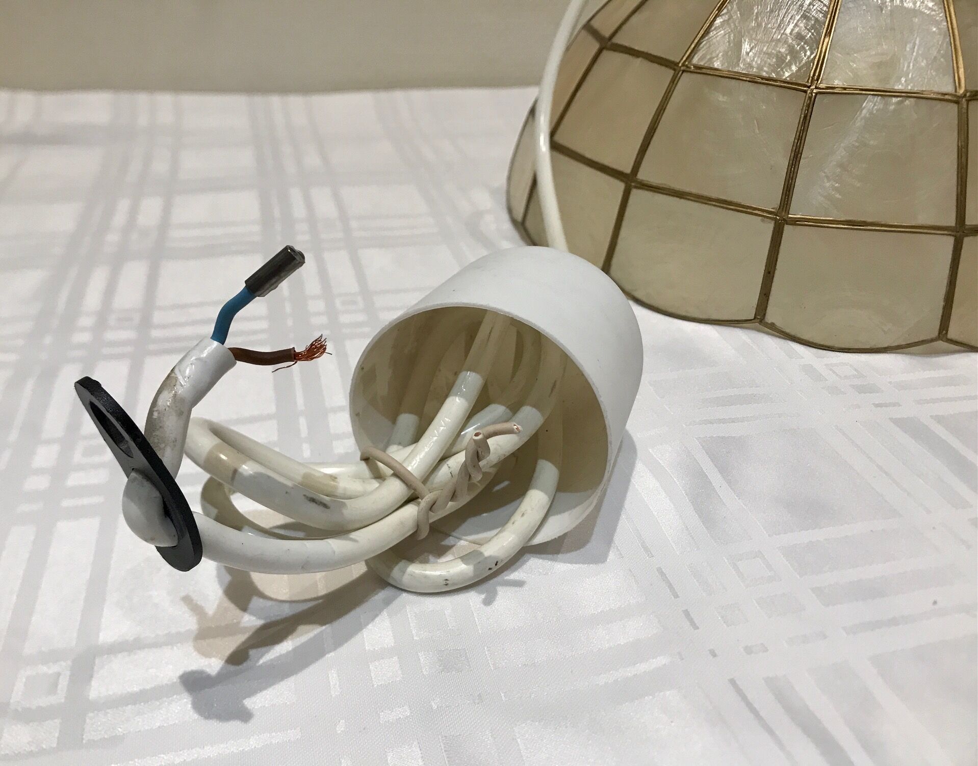 Mother-of-pearl and brass suspension