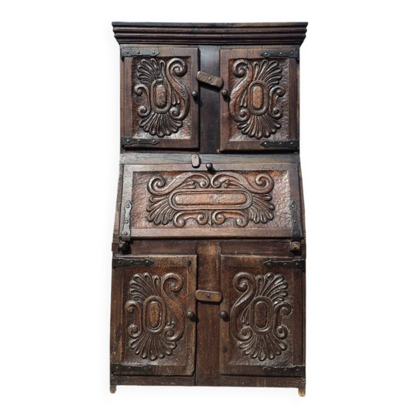 Buffet, secrétaire antique en bois sculpté et ferrures en fer forgé