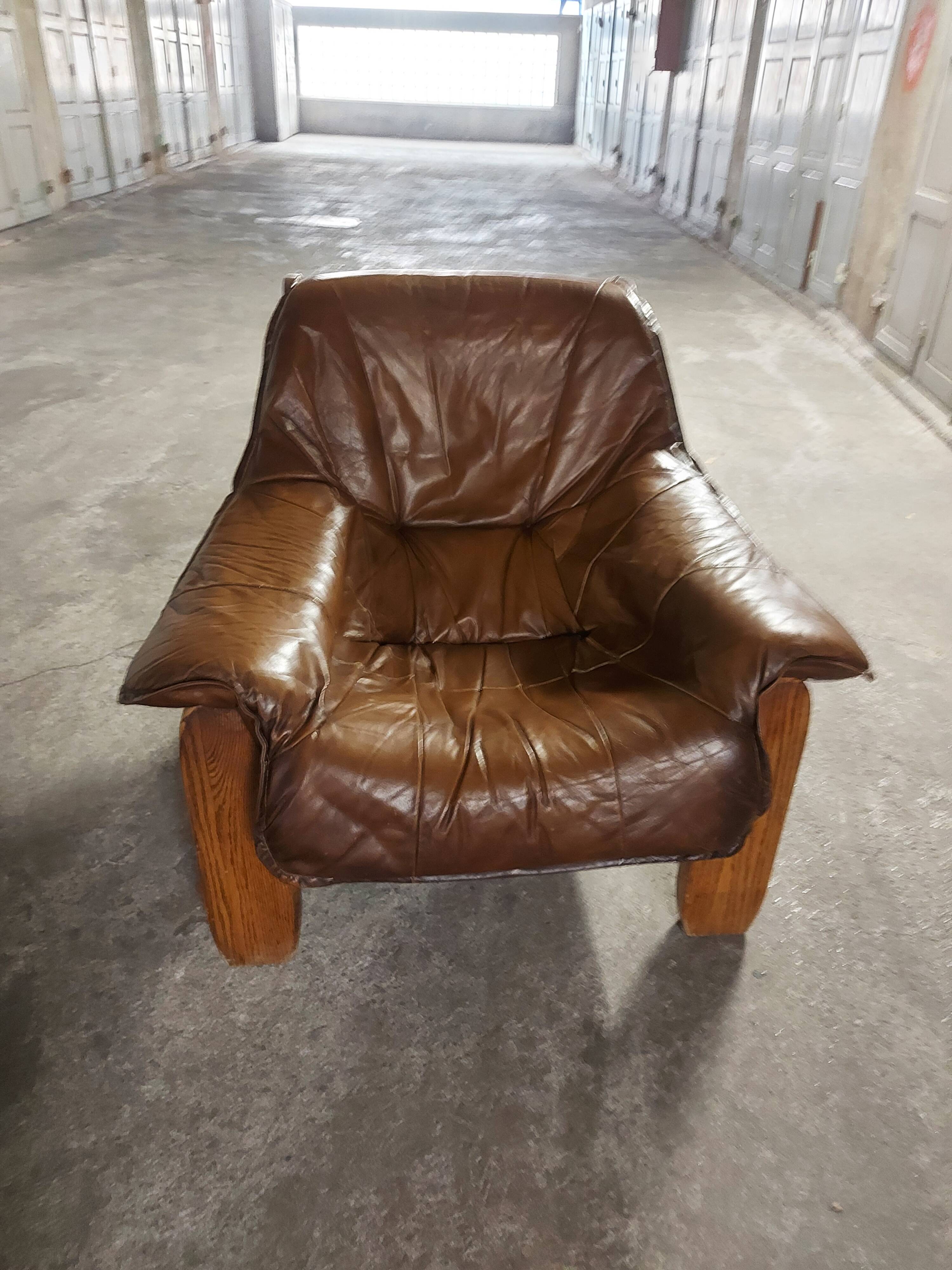 Armchairs in leather and vintage wood 70's