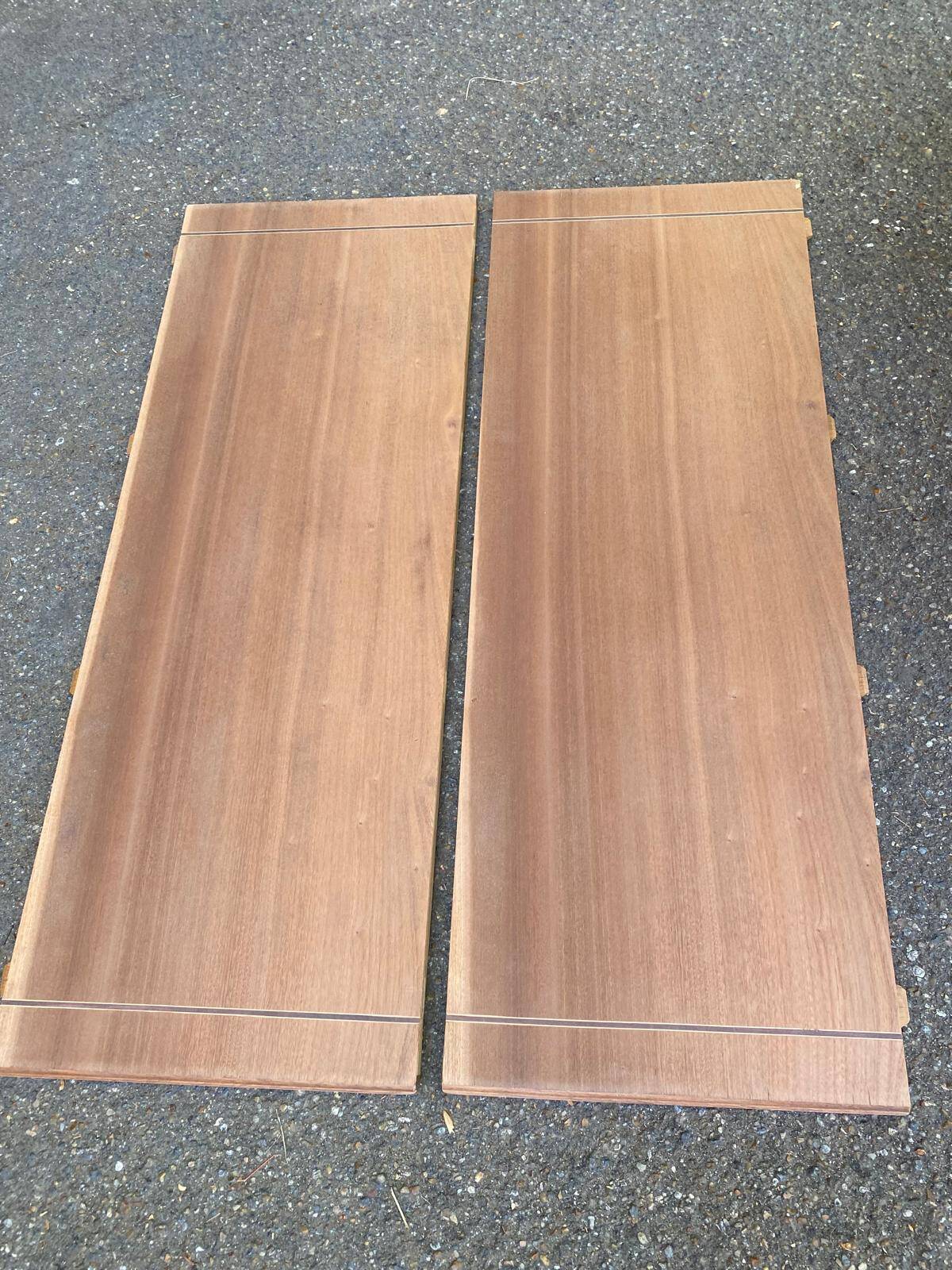 Round extendable dining table stripped in cherry wood with Louis XVI marquetry 1