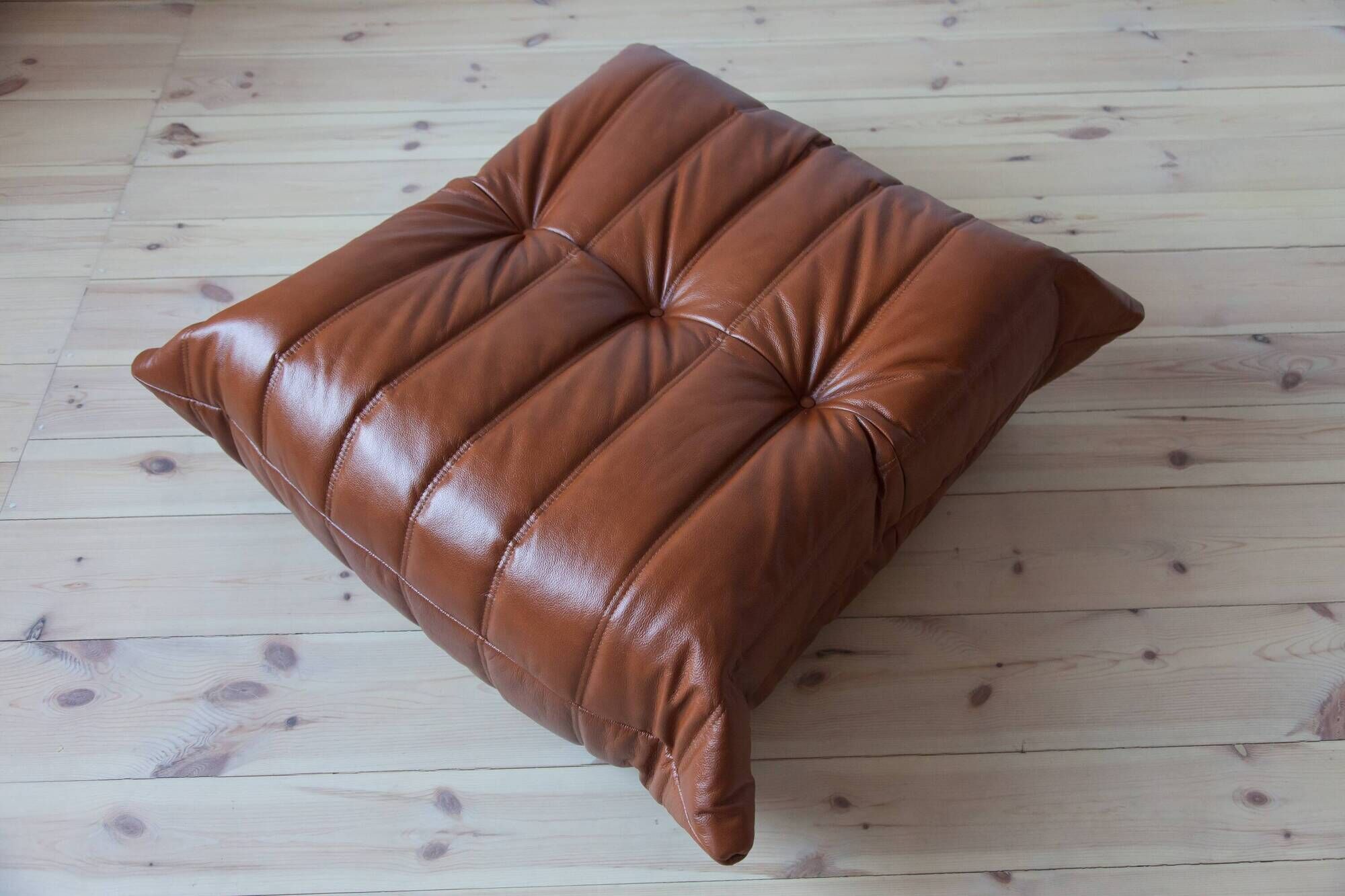 Ensemble Togo de canapé 2 places, fauteuil et pouf en cuir marron whiskey.
