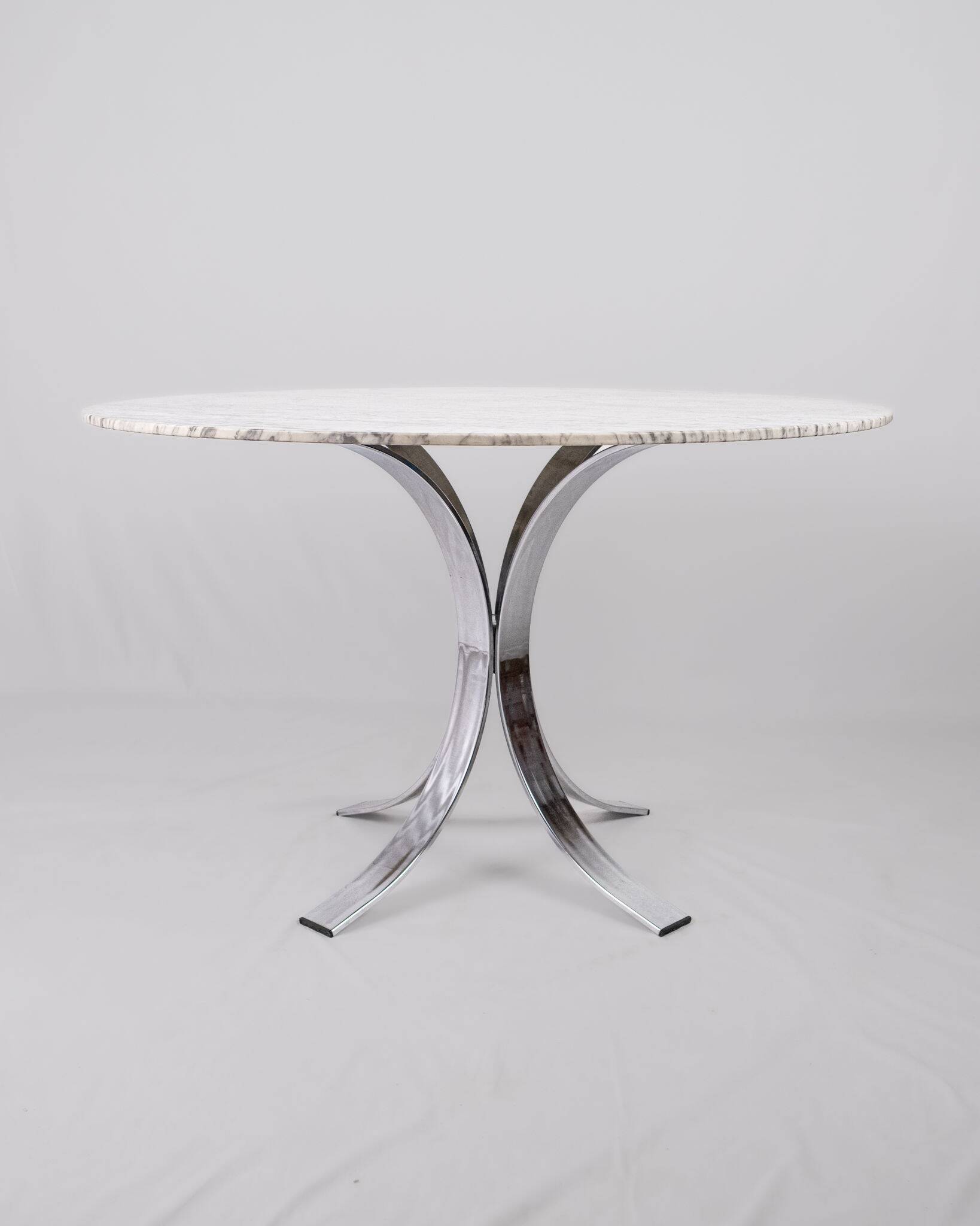 Round marble dining table, made in France, 1970-80.