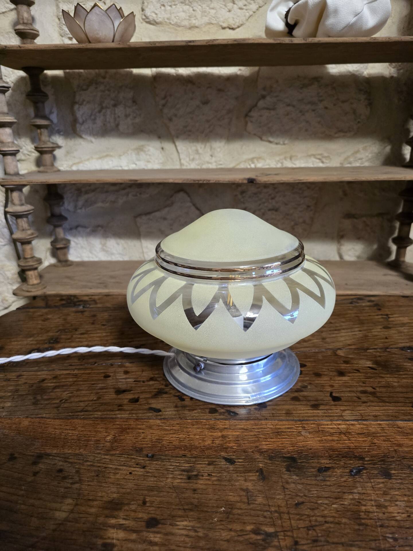 Vintage table lamp Globe saucer in frosted yellow glass with a trim.