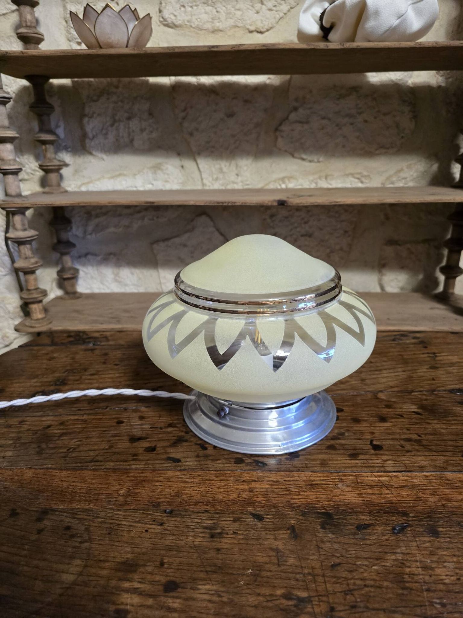 Vintage table lamp Globe saucer in frosted yellow glass with a trim.