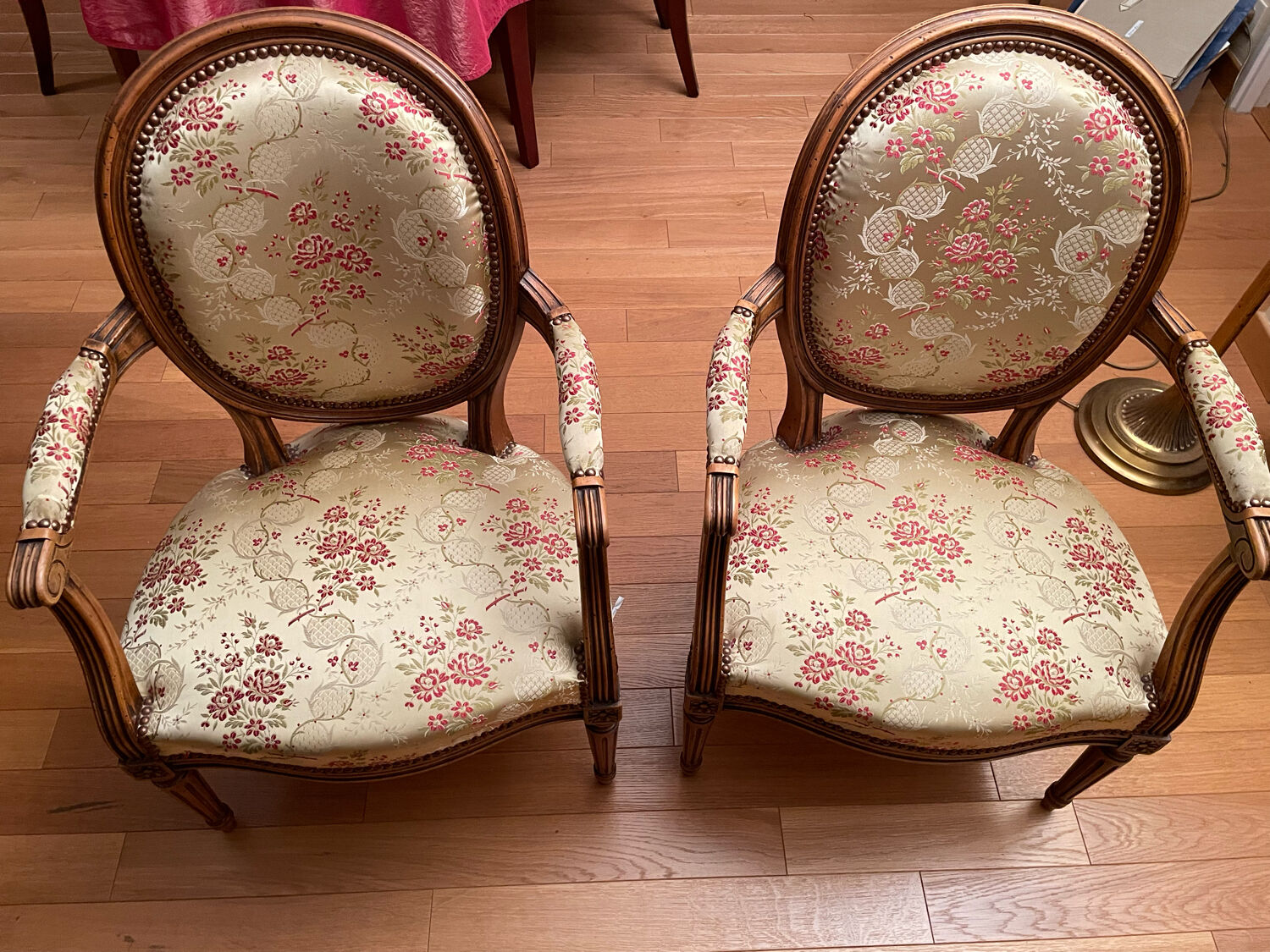 Pair of armchairs Louis XV/Louis XVI, medallion