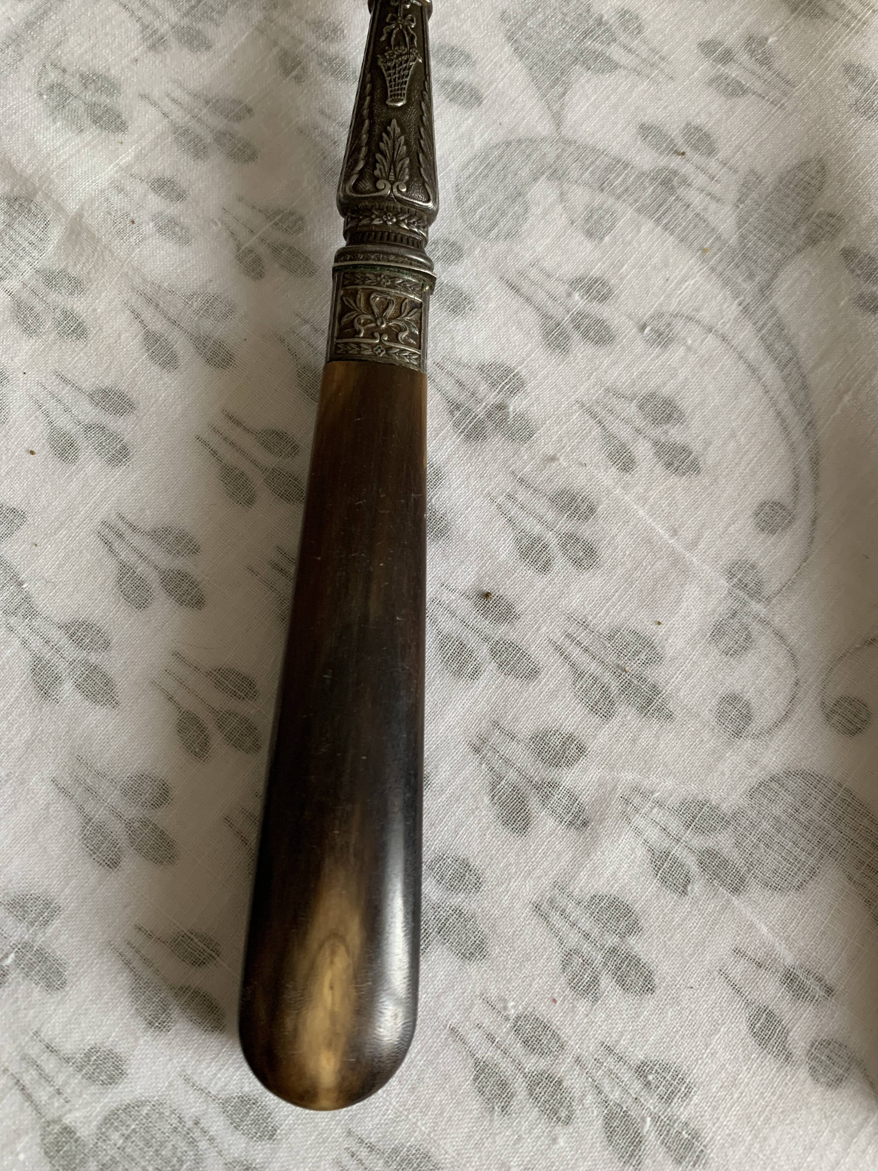 Couverts à salade en corne et métal ciselé années 1920