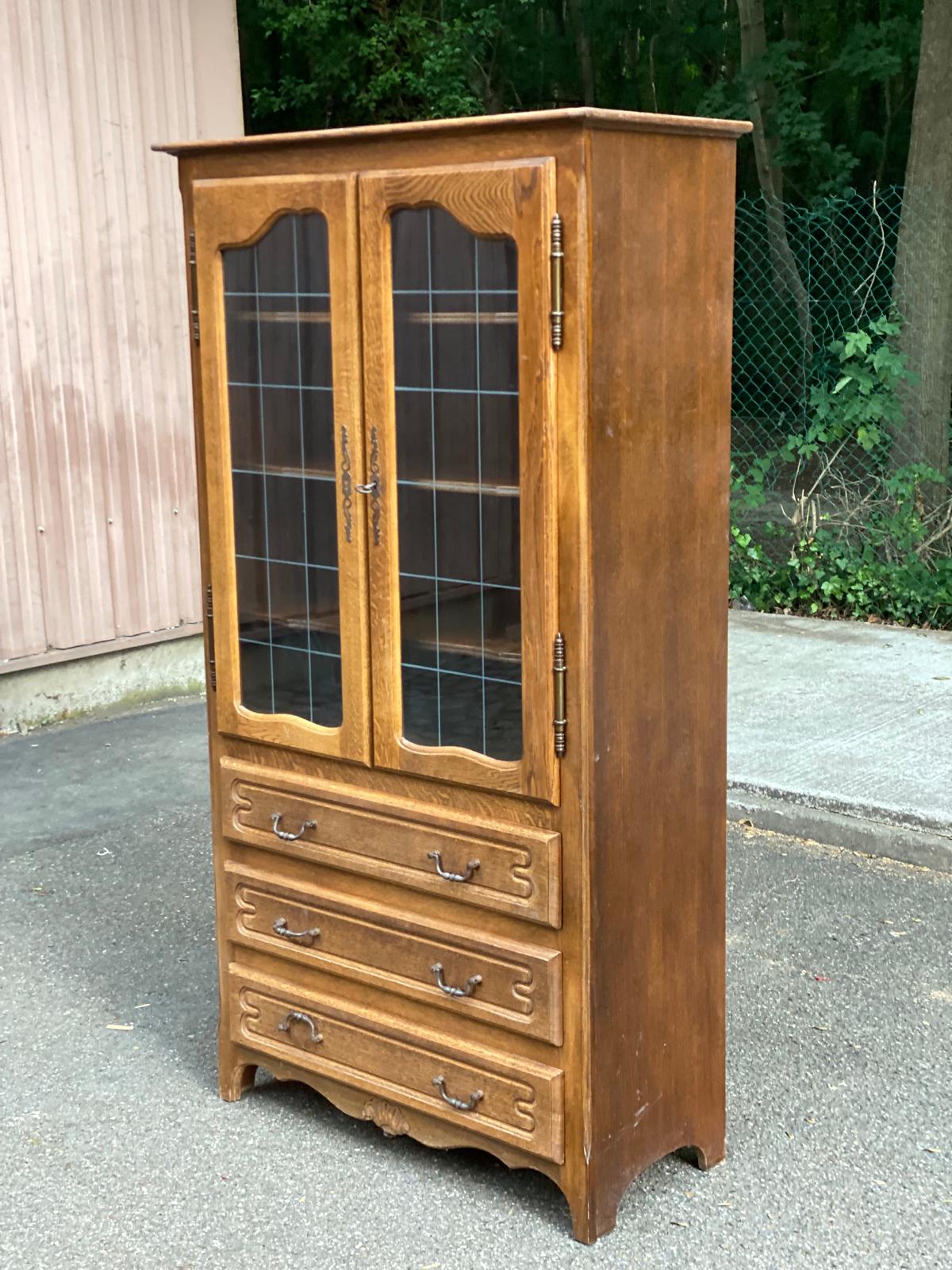 Vitrine Louis XV en bois signée Riskoff