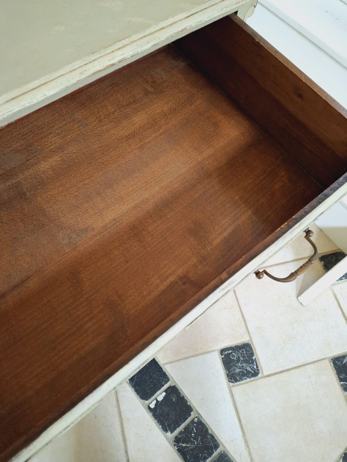 Distressed chest of drawers