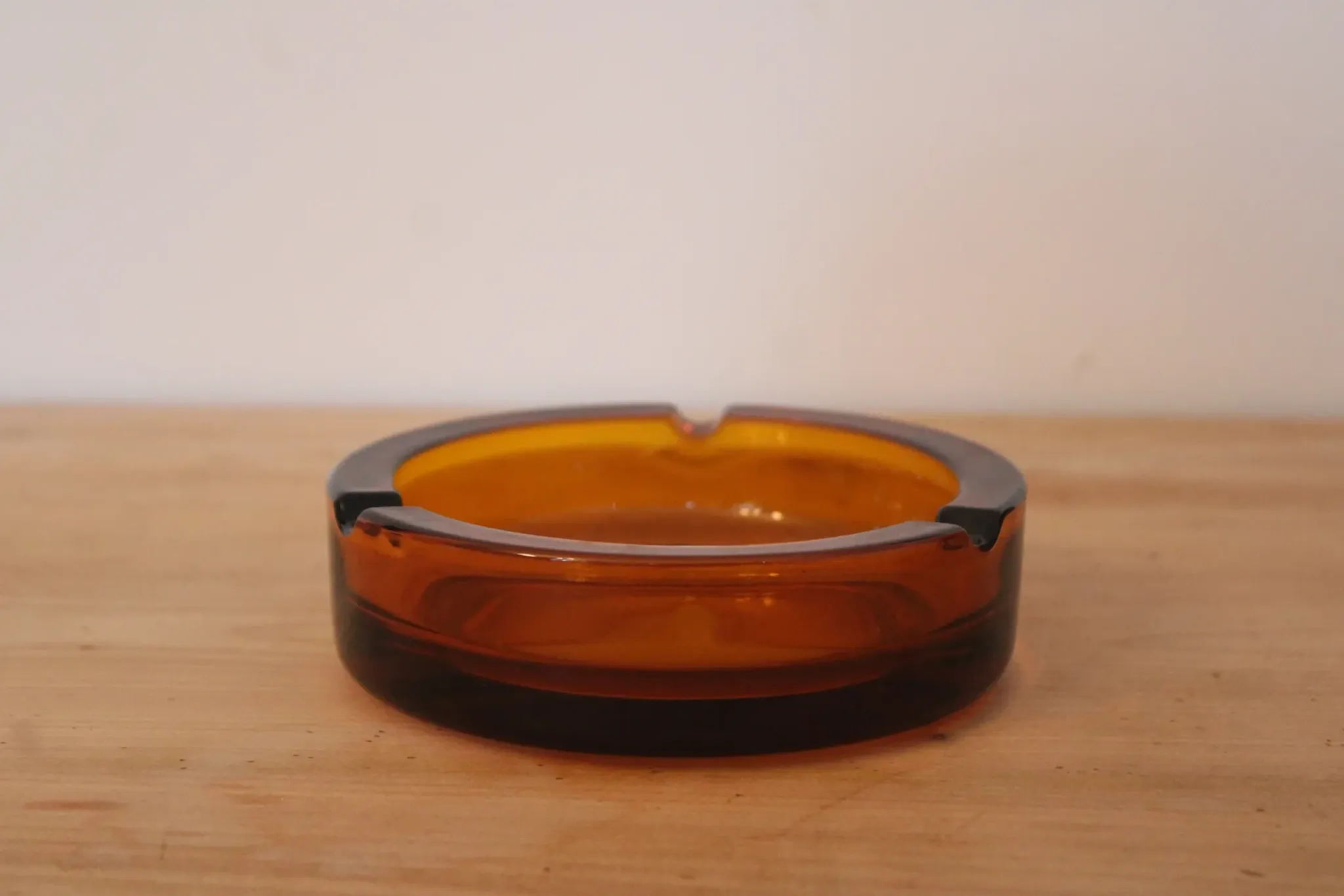 Vintage Italian round ashtray in thick amber glass – Ø 15 cm