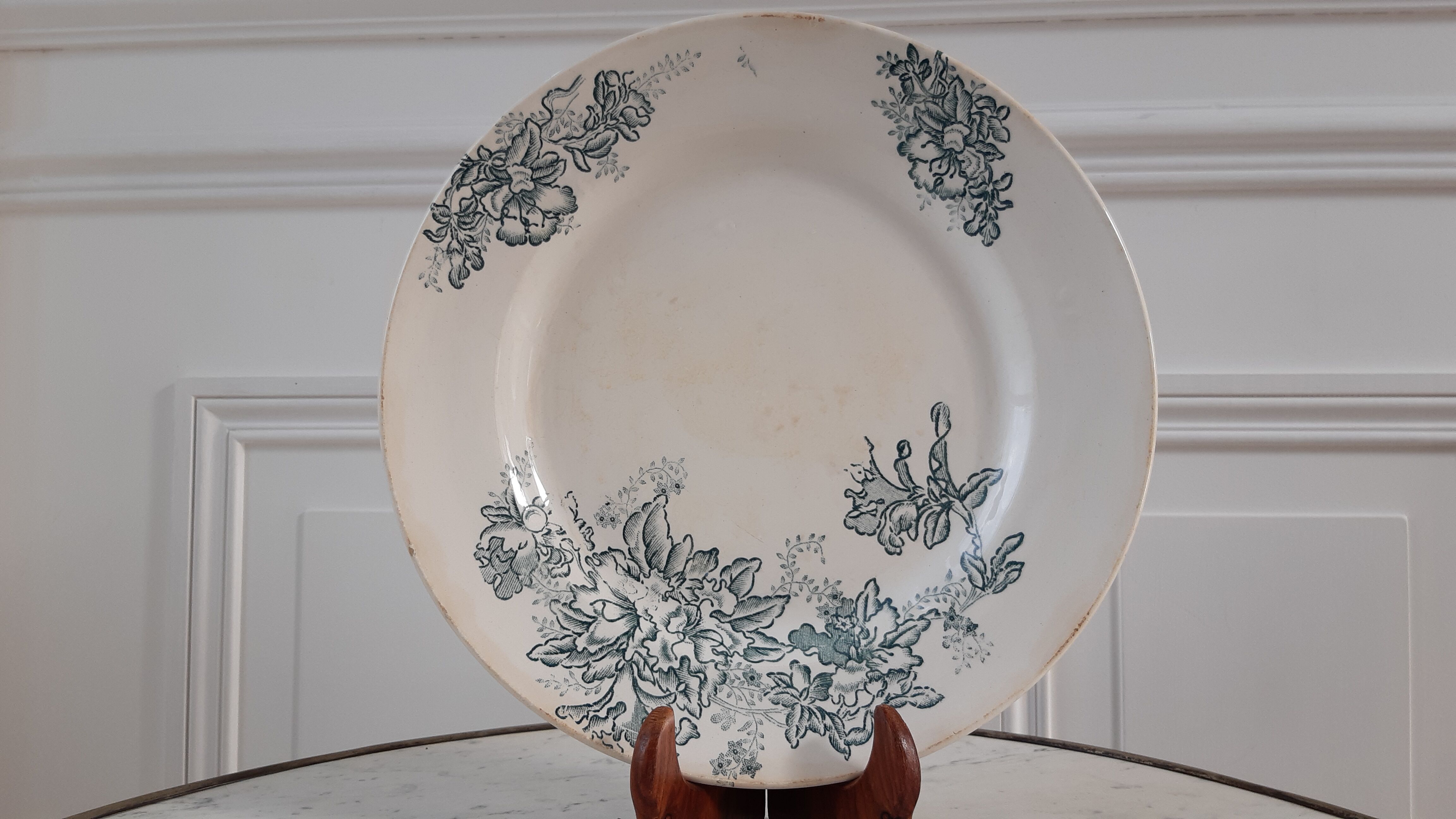 Flat iron earth earthenware of Givors late nineteenth century