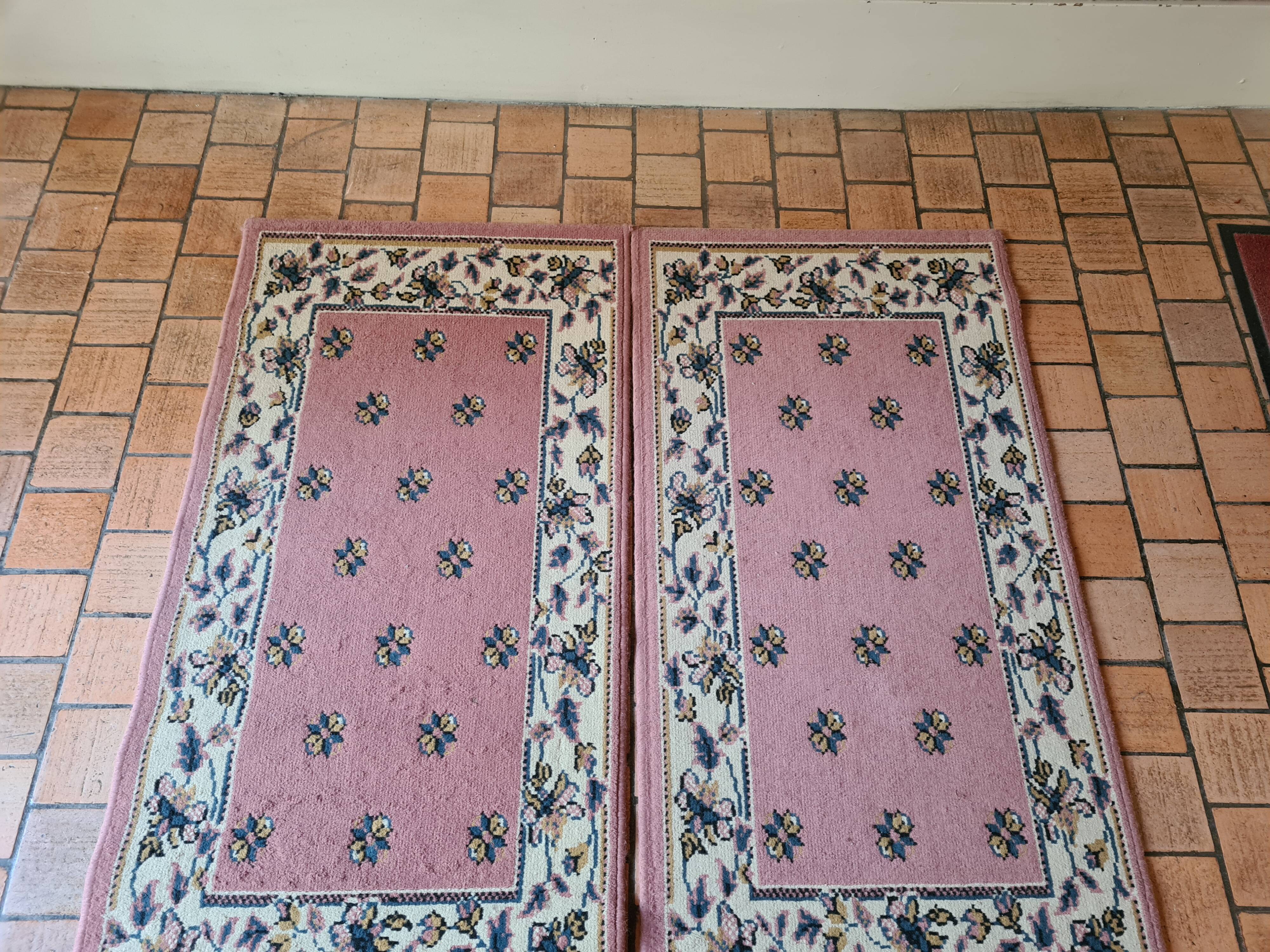 Pair of front of bed rugs 2 times 1m10 x 0m57