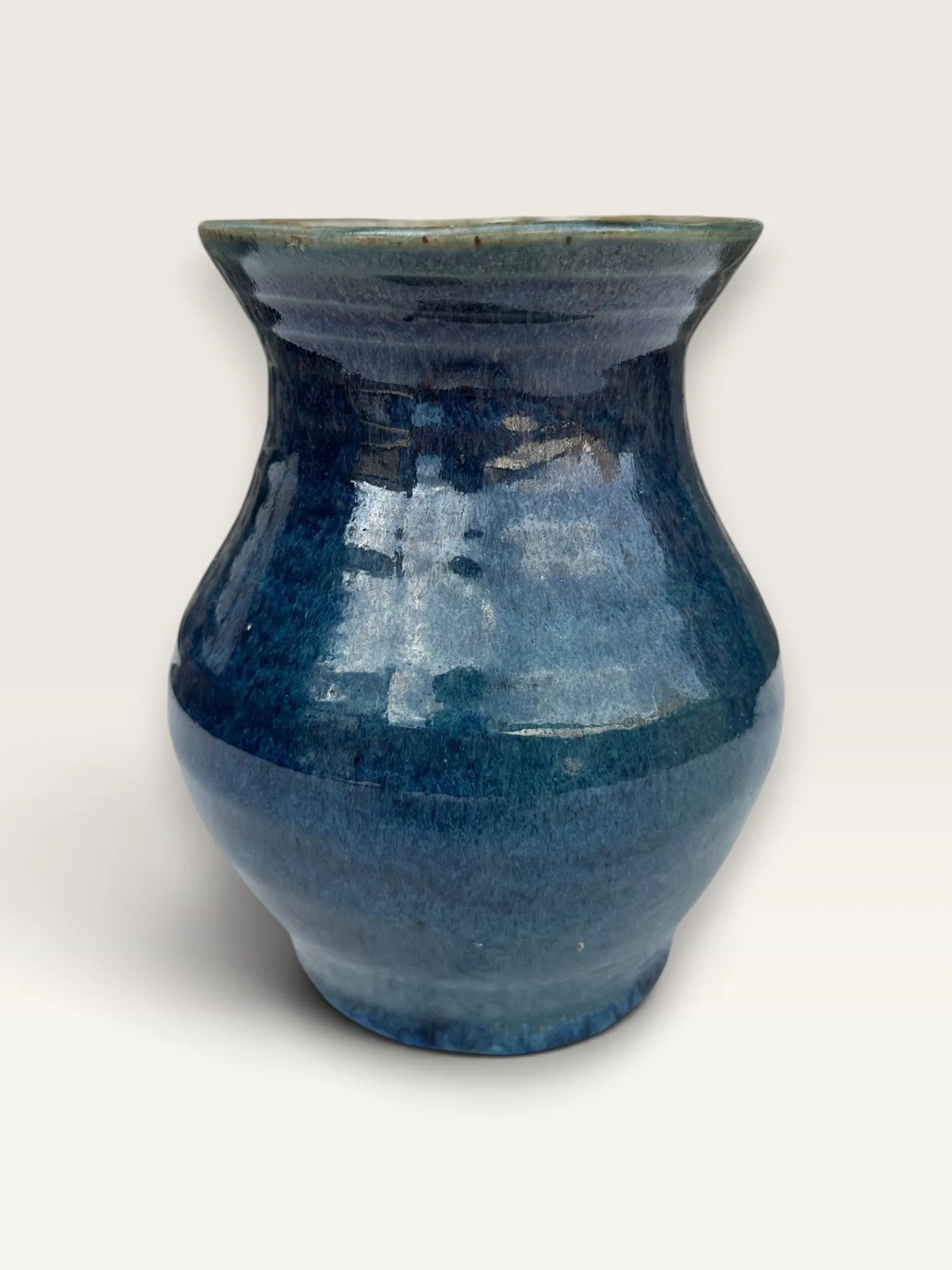 Vase artisanal en grès émaillé bleu, signé