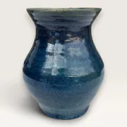 Vase artisanal en grès émaillé bleu, signé