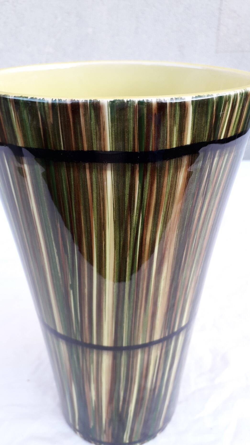 Saint Clément vase with striped patterns