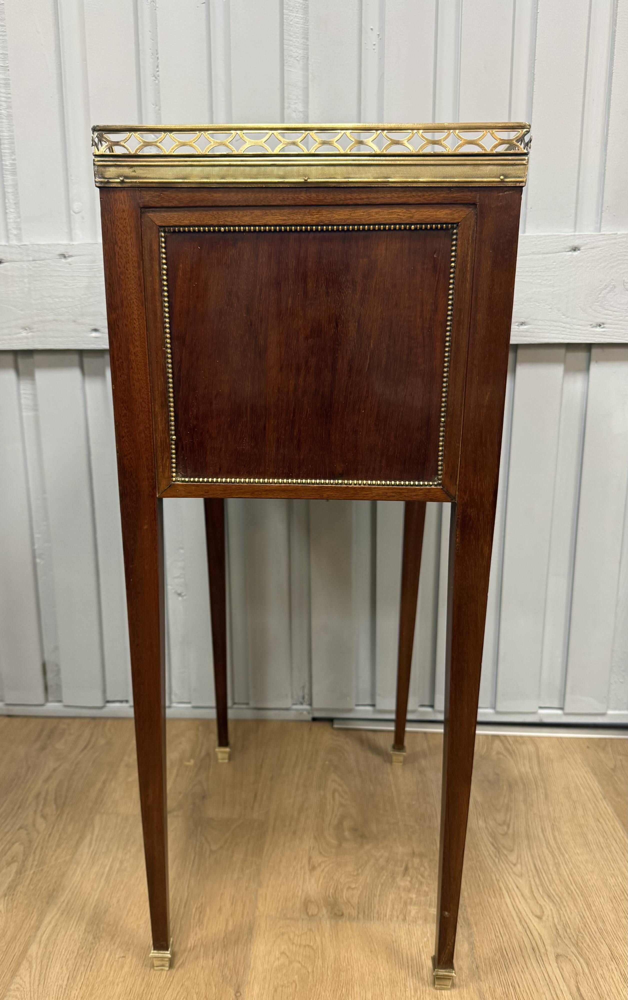 Table, chiffonnière en acajou