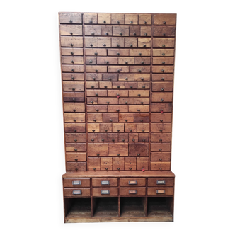 Grande armoire d'apothicaire en bois | Meuble à tiroirs d'atelier industriel (1924)