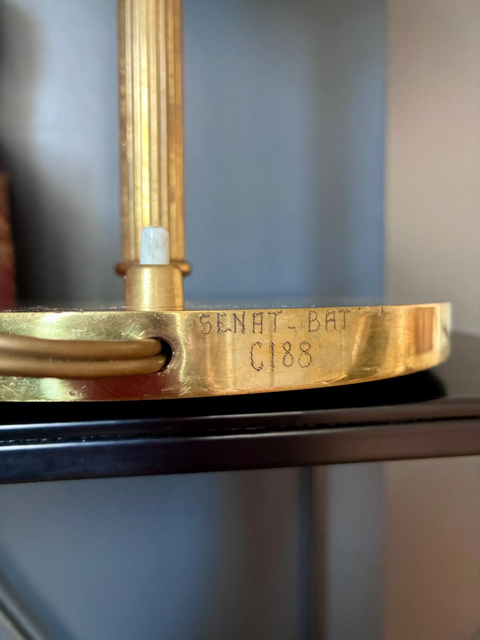 "Senator" lamp in brass and opaline.