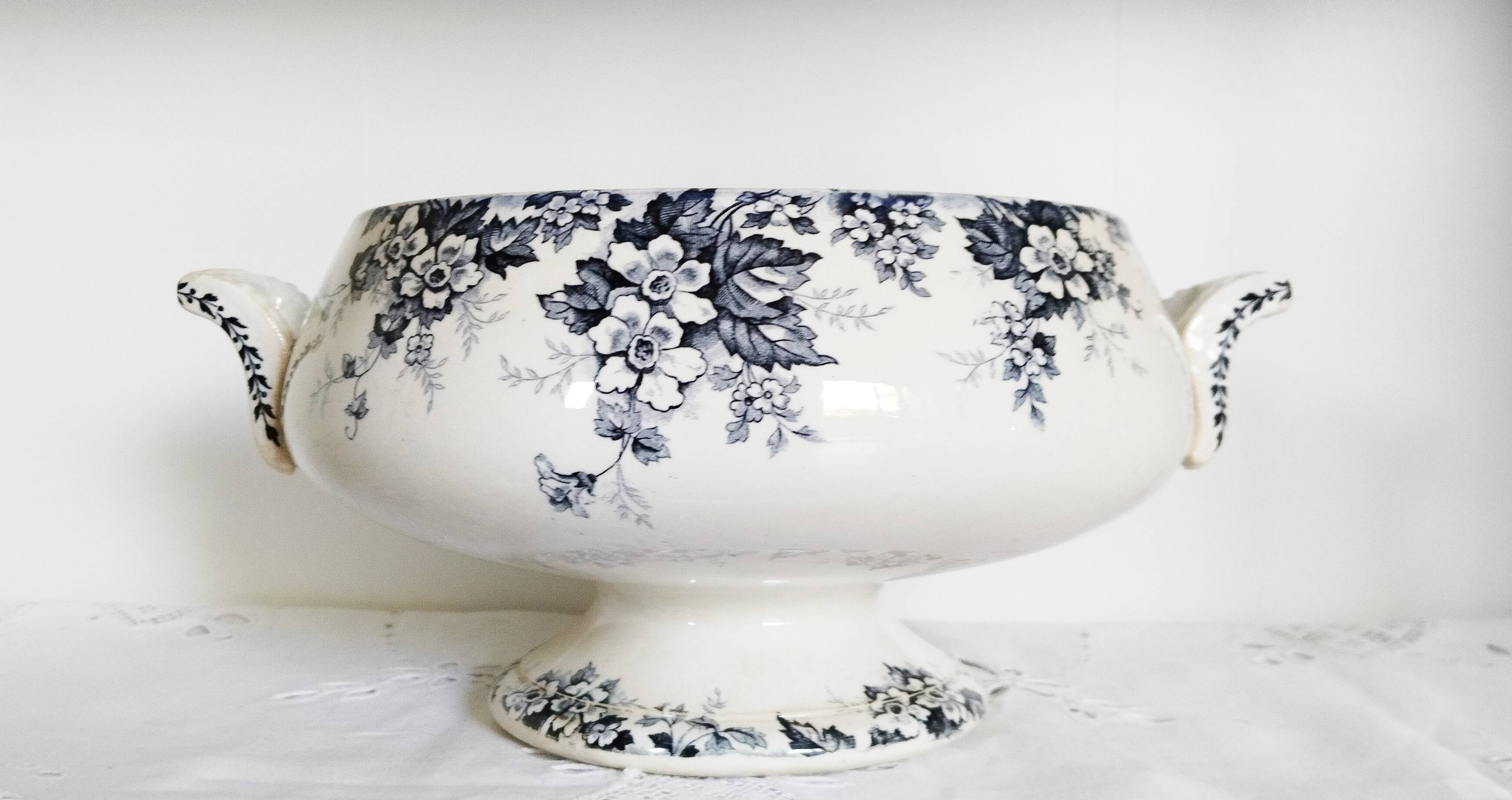 Antique Saint Amand earthenware salad bowl or soup tureen, Marie-Louise model