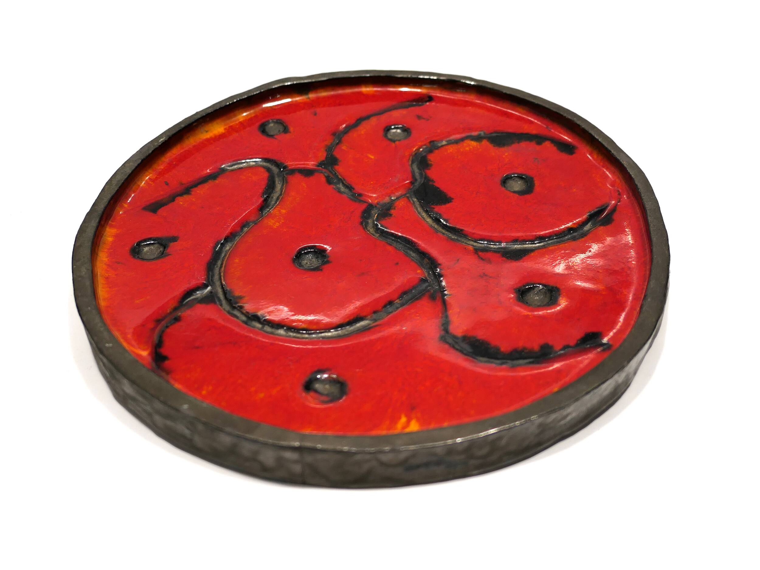 Plat brutaliste circulaire rouge et noir en céramique années 70's