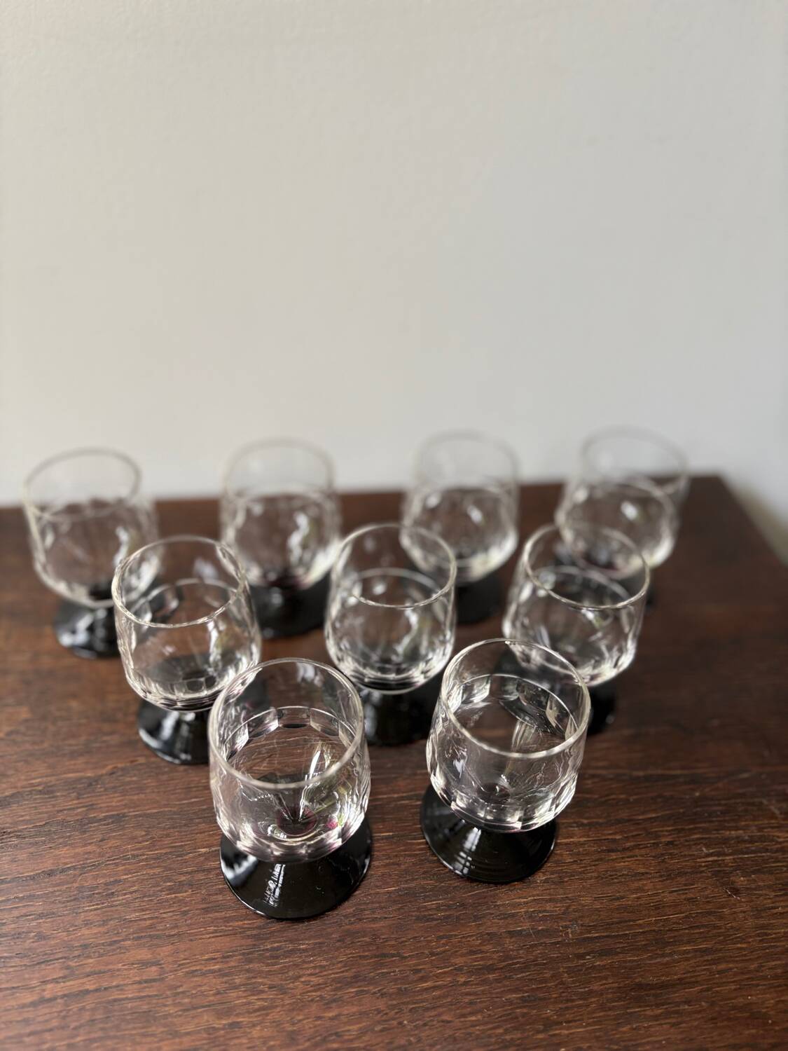 Set of 9 digestive glasses with chiseled garnet art deco feet