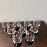 Set of 9 digestive glasses with chiseled garnet art deco feet