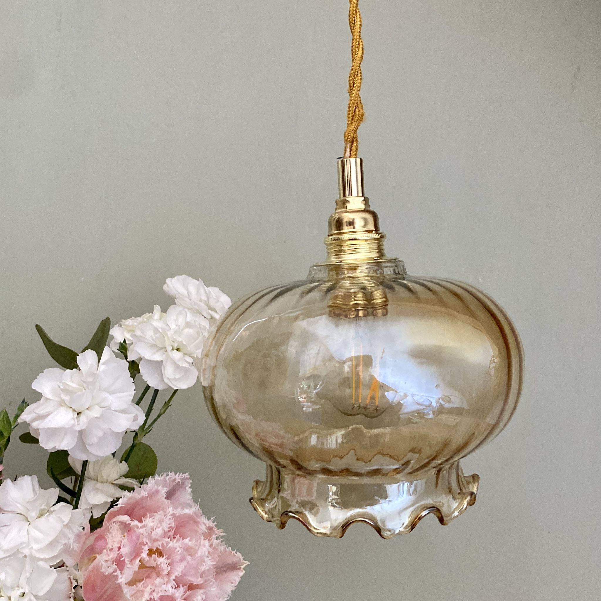 Suspension globe vintage en verre ambré