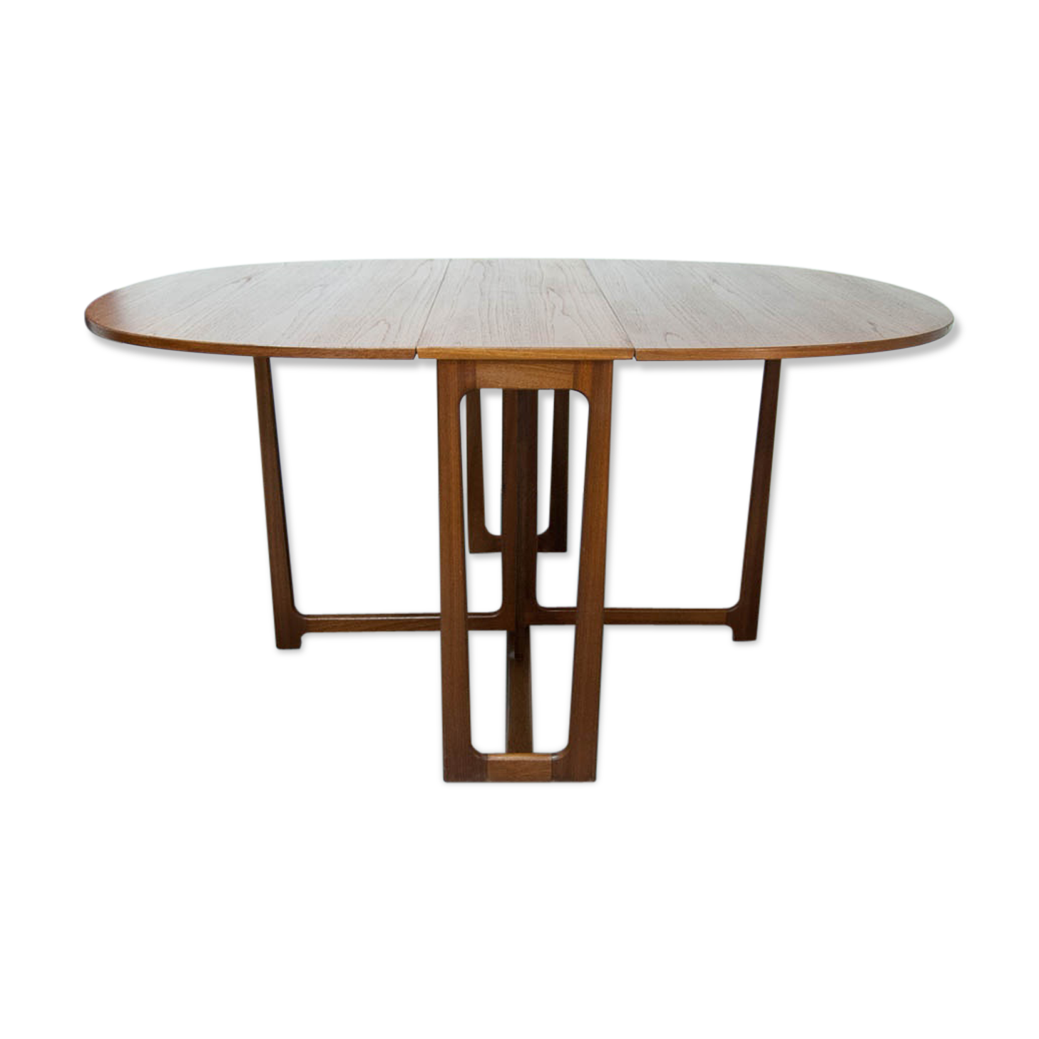 McIntosh round folding table