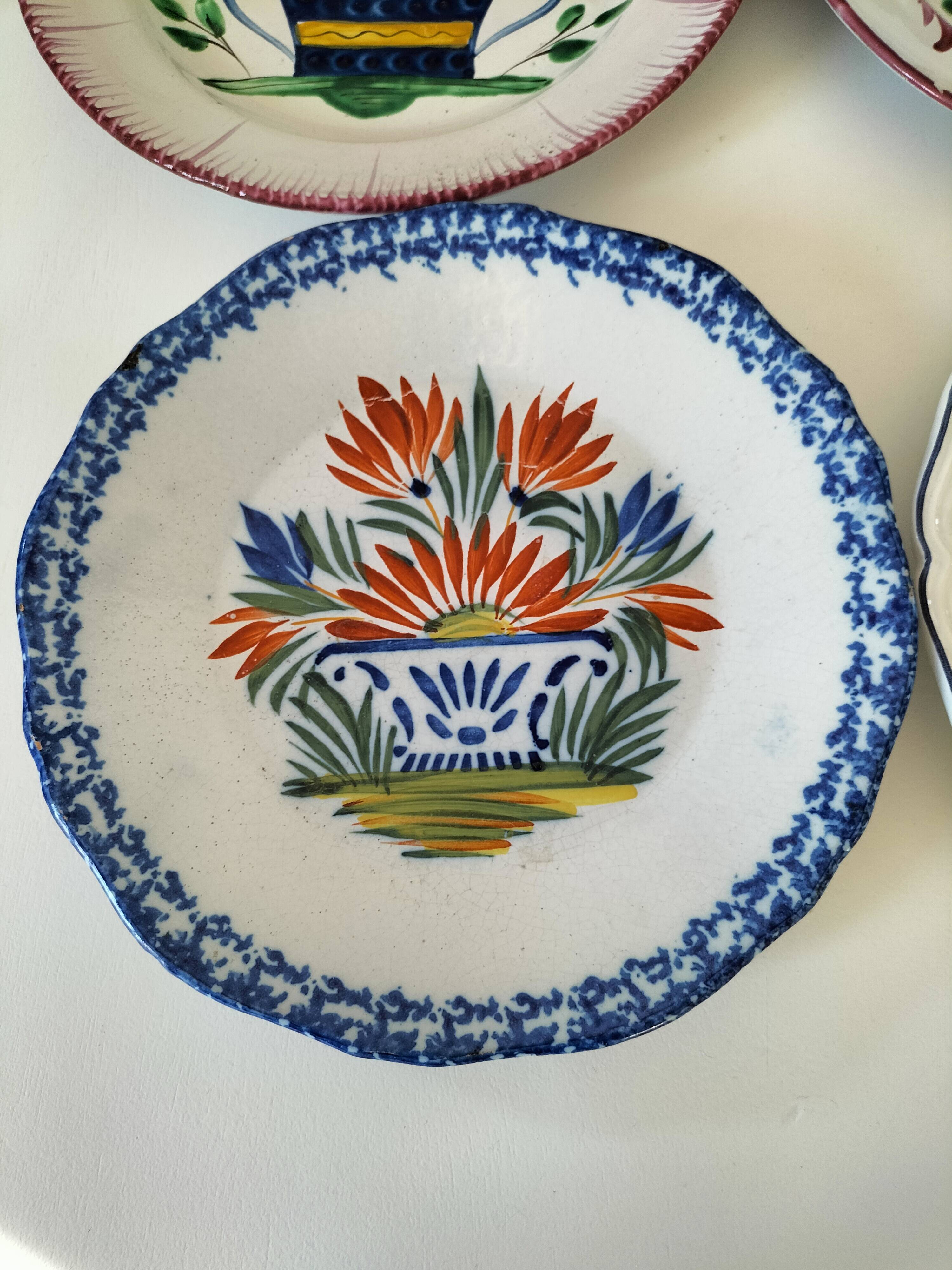 Rooster plates & baskets, earthenware in the spirit of a French bistro.