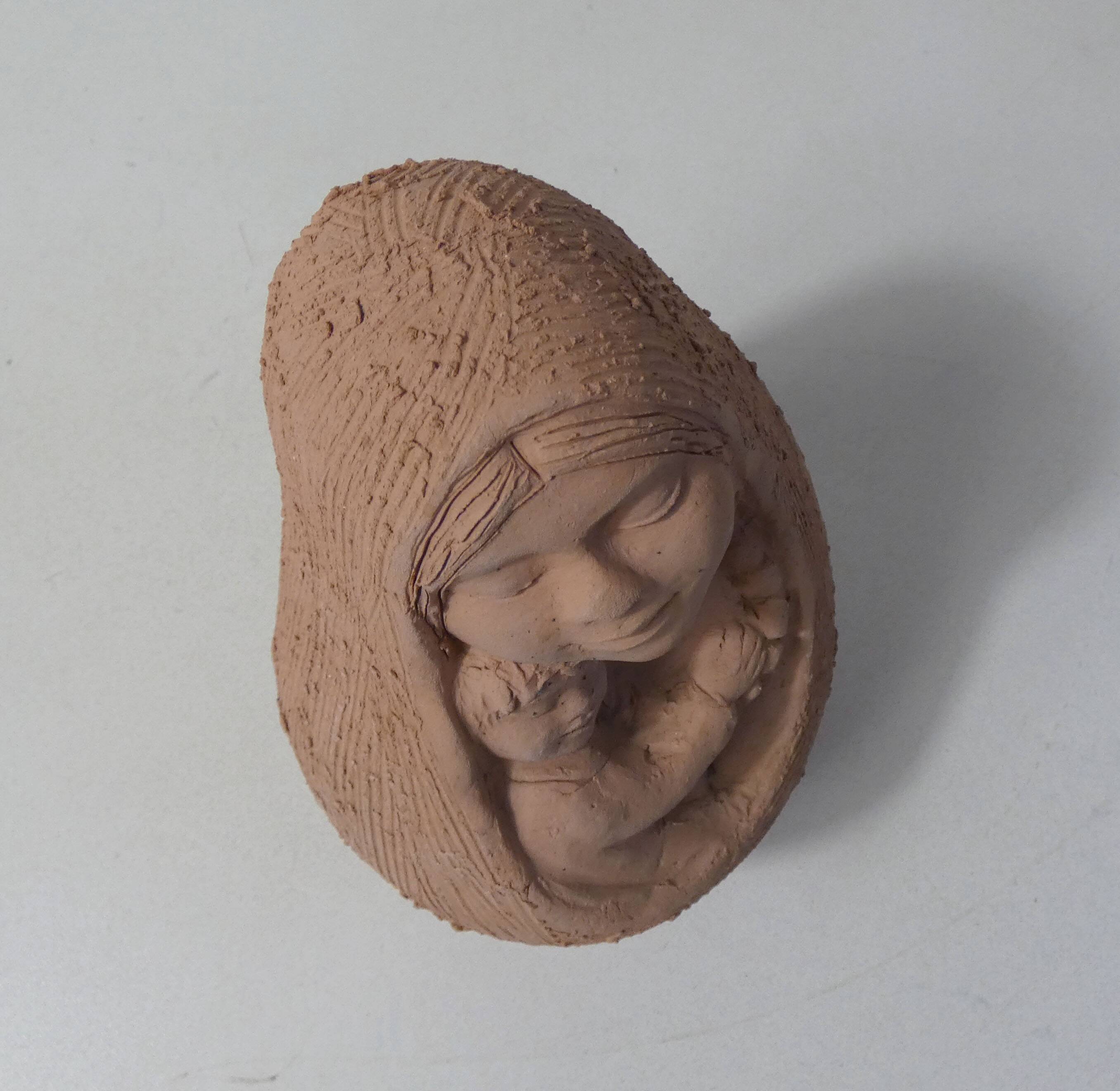 Sculpture mère à l'enfant en terre cuite